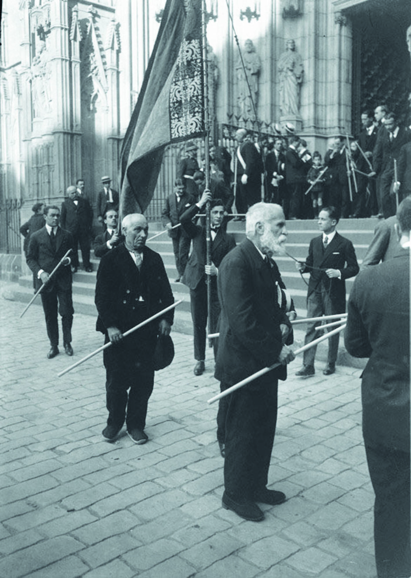 Antoni Gaudí davant de la Catedral, durant la processó de...