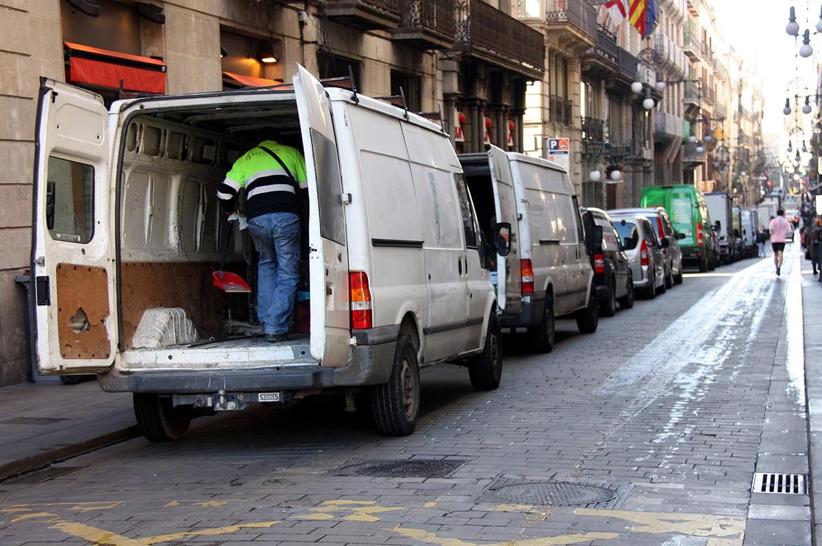 Transportistes en una zona de càrrega i descàrrega de Barcelona