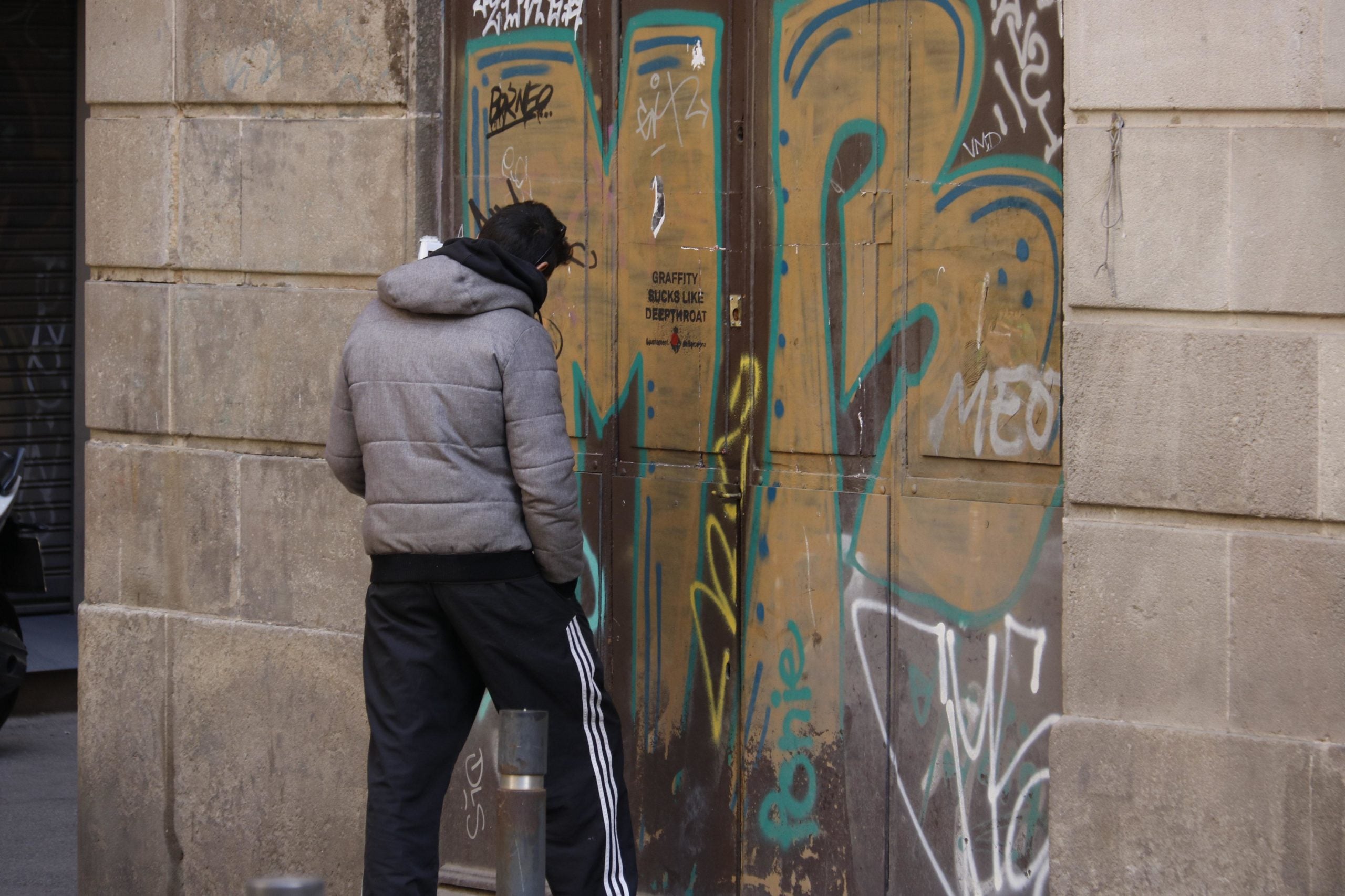 Una persona esperant per entrar a un narcopis. | ACN