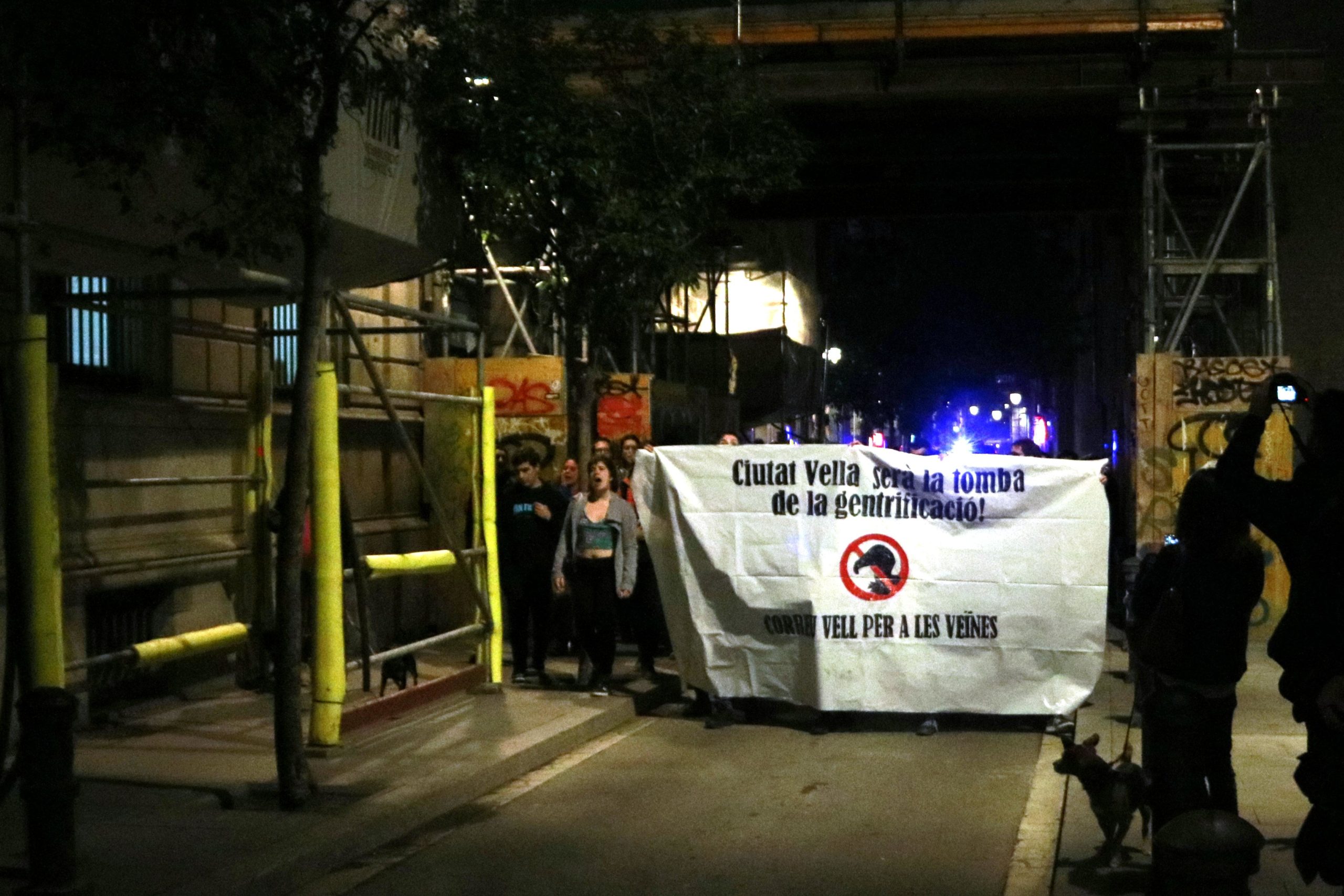 Manifestació a Ciutat Vella contra el desallotjament d'una finca ocupada al Gòtic / ACN