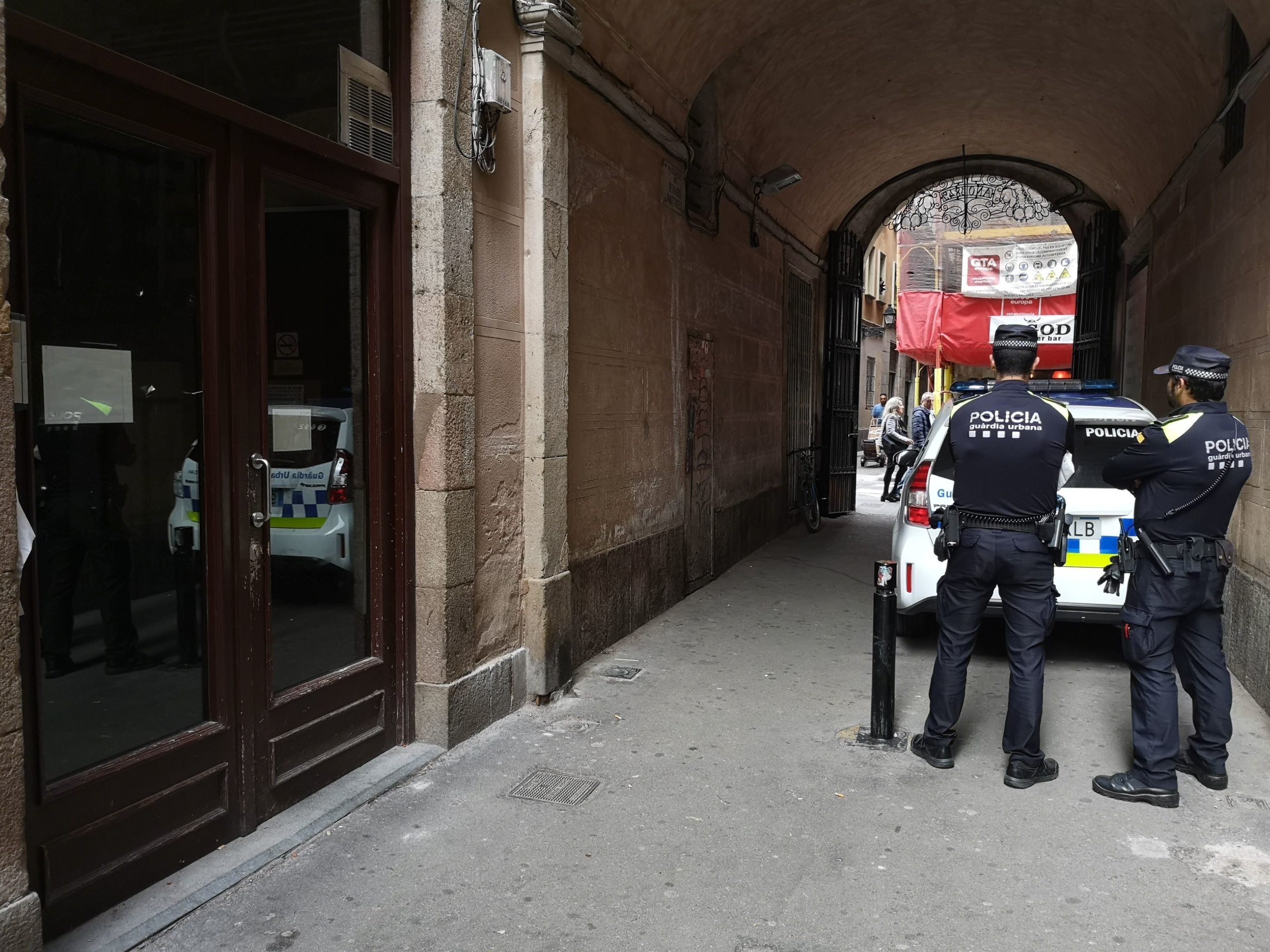 Agents de la Guàrdia Urbana estableixen una de les seves patrulles mòbils al Raval / D.C.