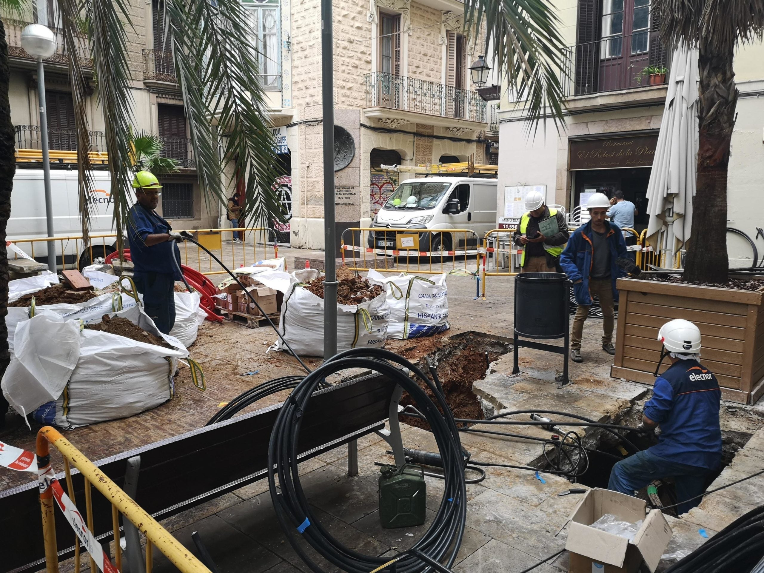 Operaris d'Elecnor treballant a la plaça Trilla, a Gràcia, per reparar una avaria fa unes setmanes. | David Cobo