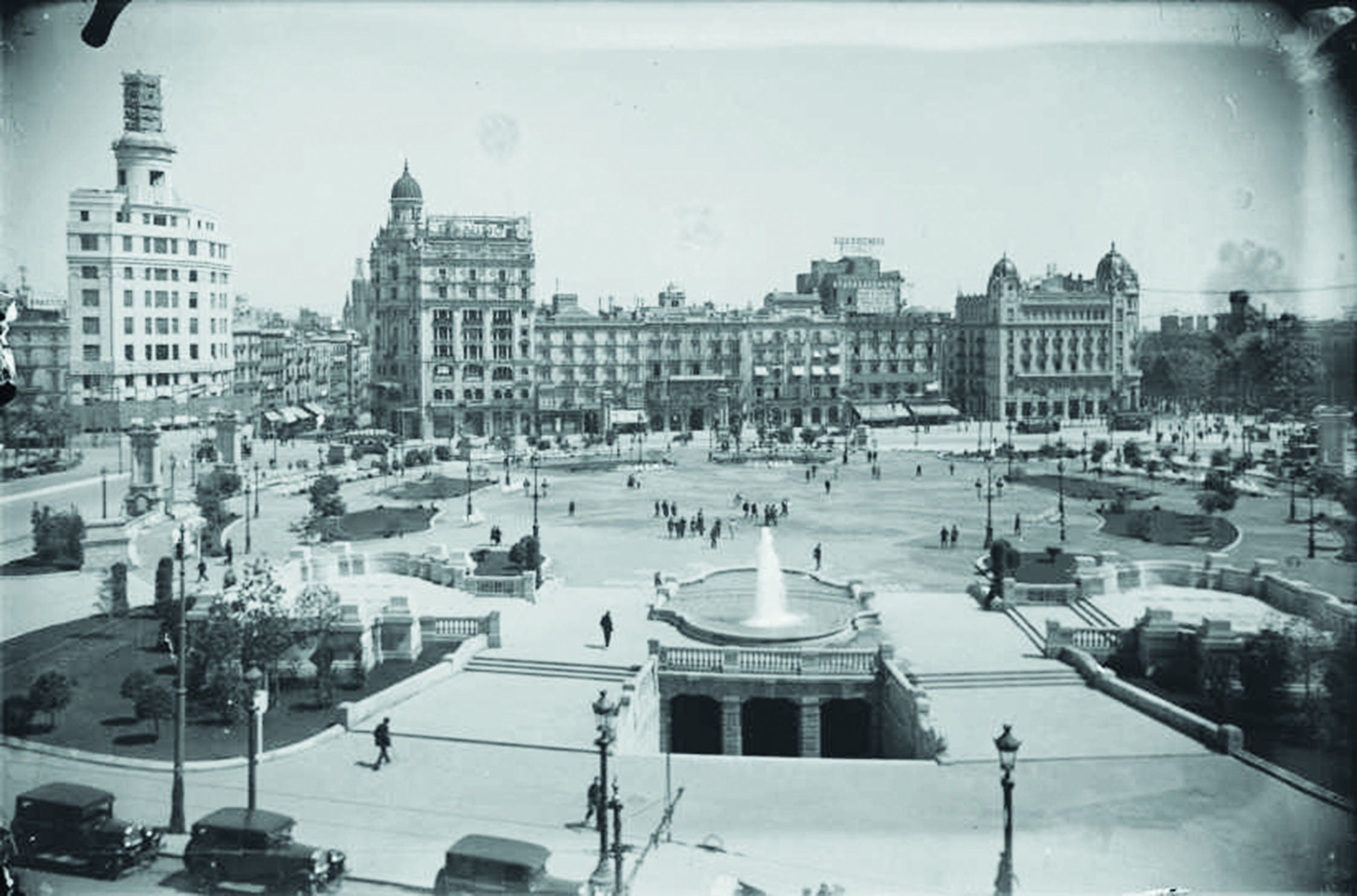 La plaça Catalunya poc després de ser inaugurada, el...