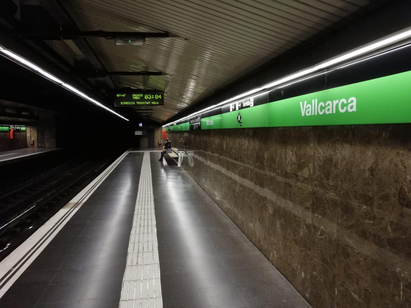 L'andana de l'estació de Vallcarca de la línia 3 del metro en direcció a Trinitat Nova, l'única oberta a primera hora d'aquest matí, ja que l'altra andana està fora de servei a causa de la pluja / Xavi Fernández de Castro