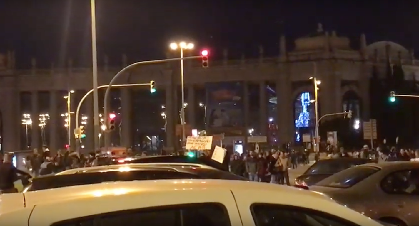 Caos de trànsit a la plaça Espanya per la protesta animalista per la gossa Sota, morta a trets per un guàrdia urbà / Z.T.