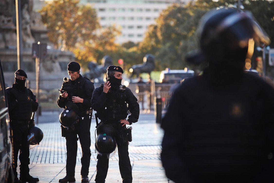 Un grup de Mossos custodia el perímetre a plaça Colom / Jordi Borràs