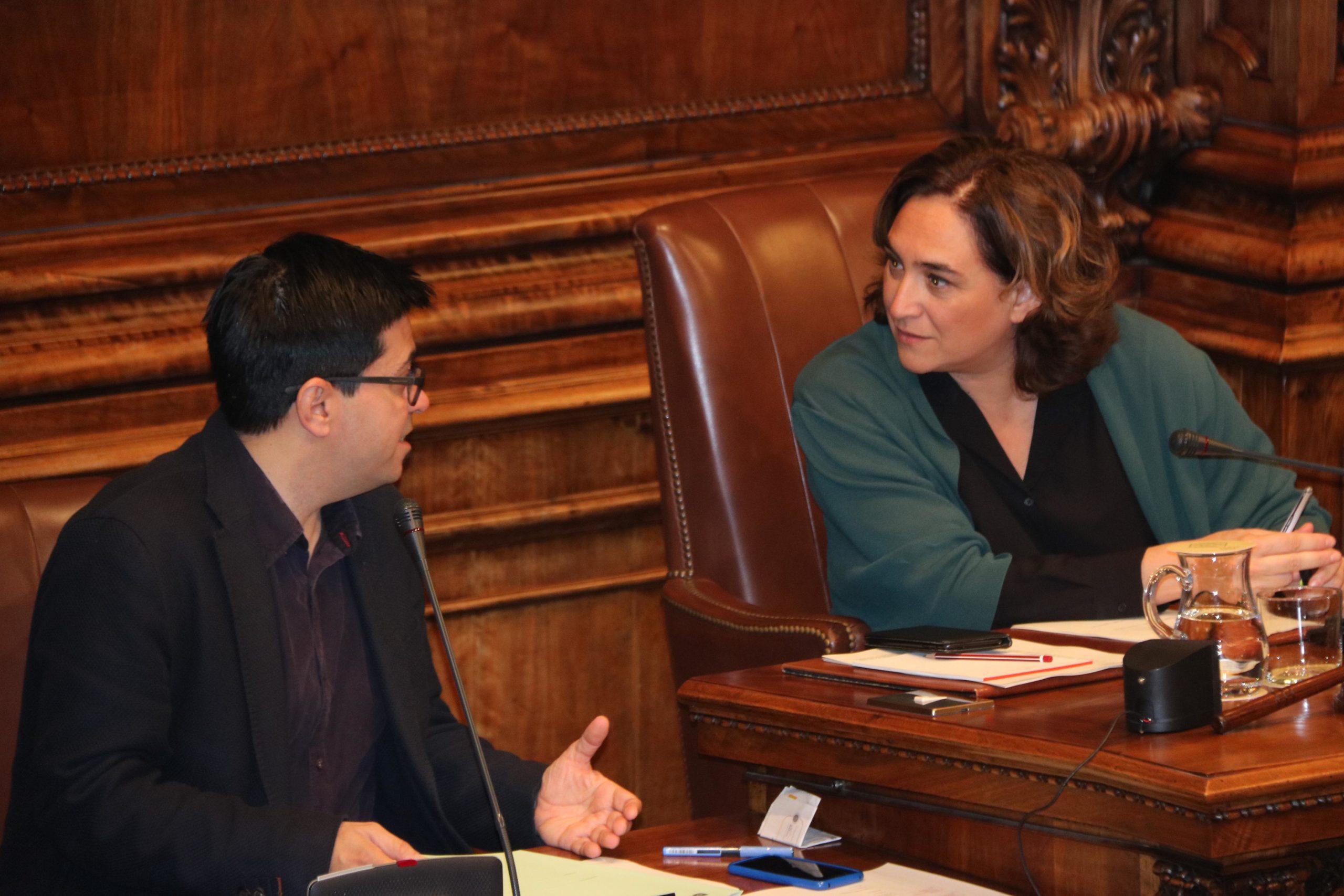 Gerardo Pisarello, amb Ada Colau, en un ple / ACN