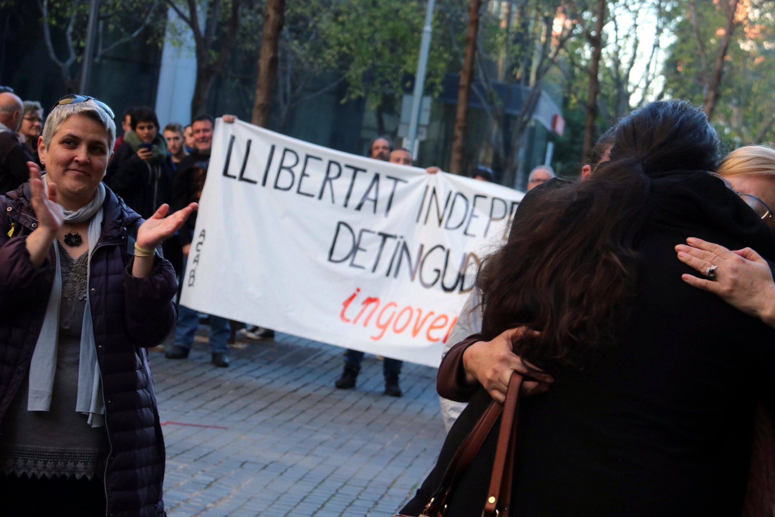 Un dels joves detinguts durant les protestes del 21-D s'abraça a una persona que l'esperava a la sortida del jutjat de guàrdia, a la Ciutat de la Justícia / ACN