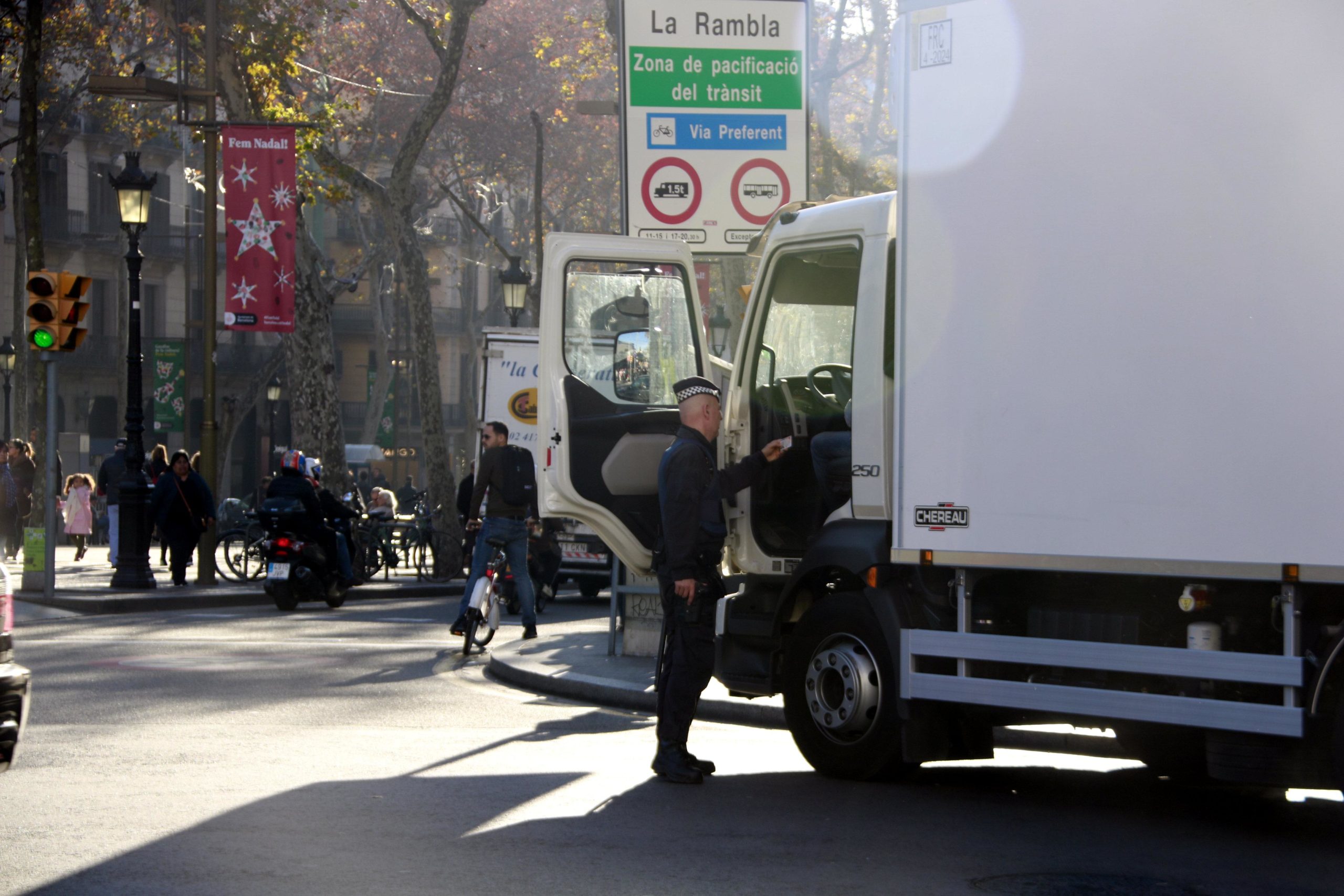 Un agent de Guàrdia Urbana revisa un camió al carrer Pelai, en el dispositiu de vigilància muntat arran de l'alerta terrorista per al dia de Nadal / ACN