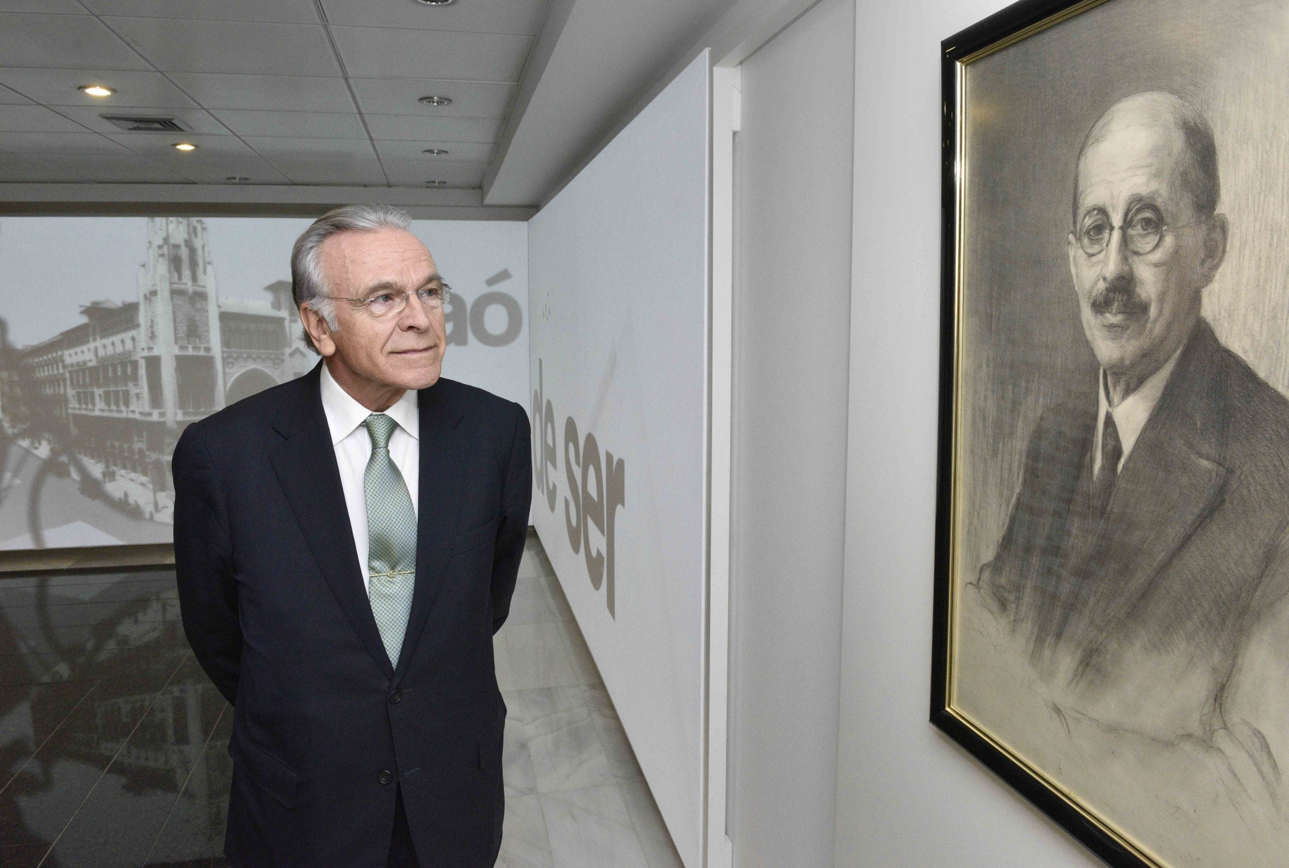 El president de la Fundació Bancària 'la Caixa' davant un retrat de Moragas / Fundació 'la Caixa'