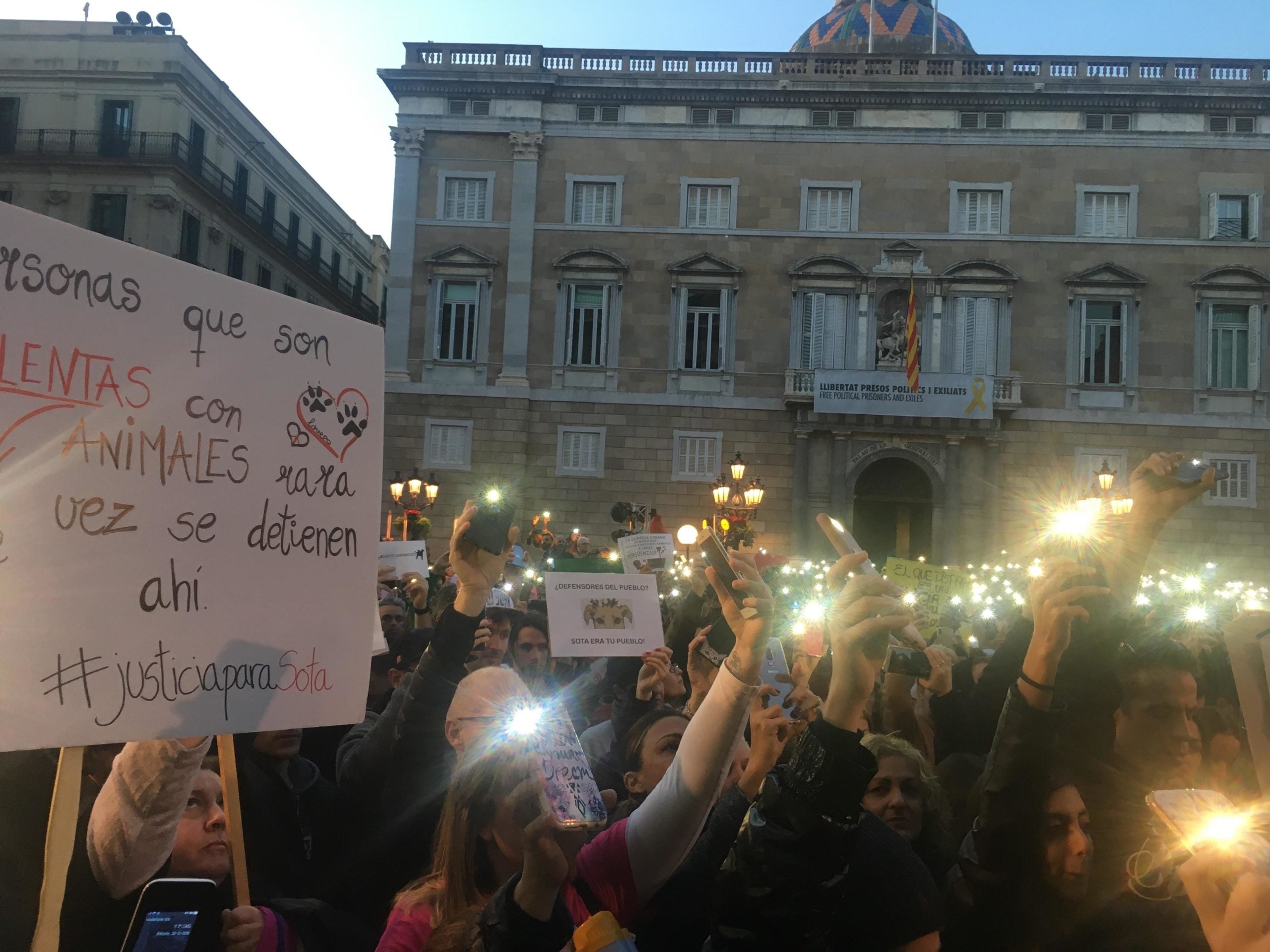 Protesta a la plaça Sant Jaume per la mort a trets d'un guàrdia urbà de la gossa Sota / S.B.