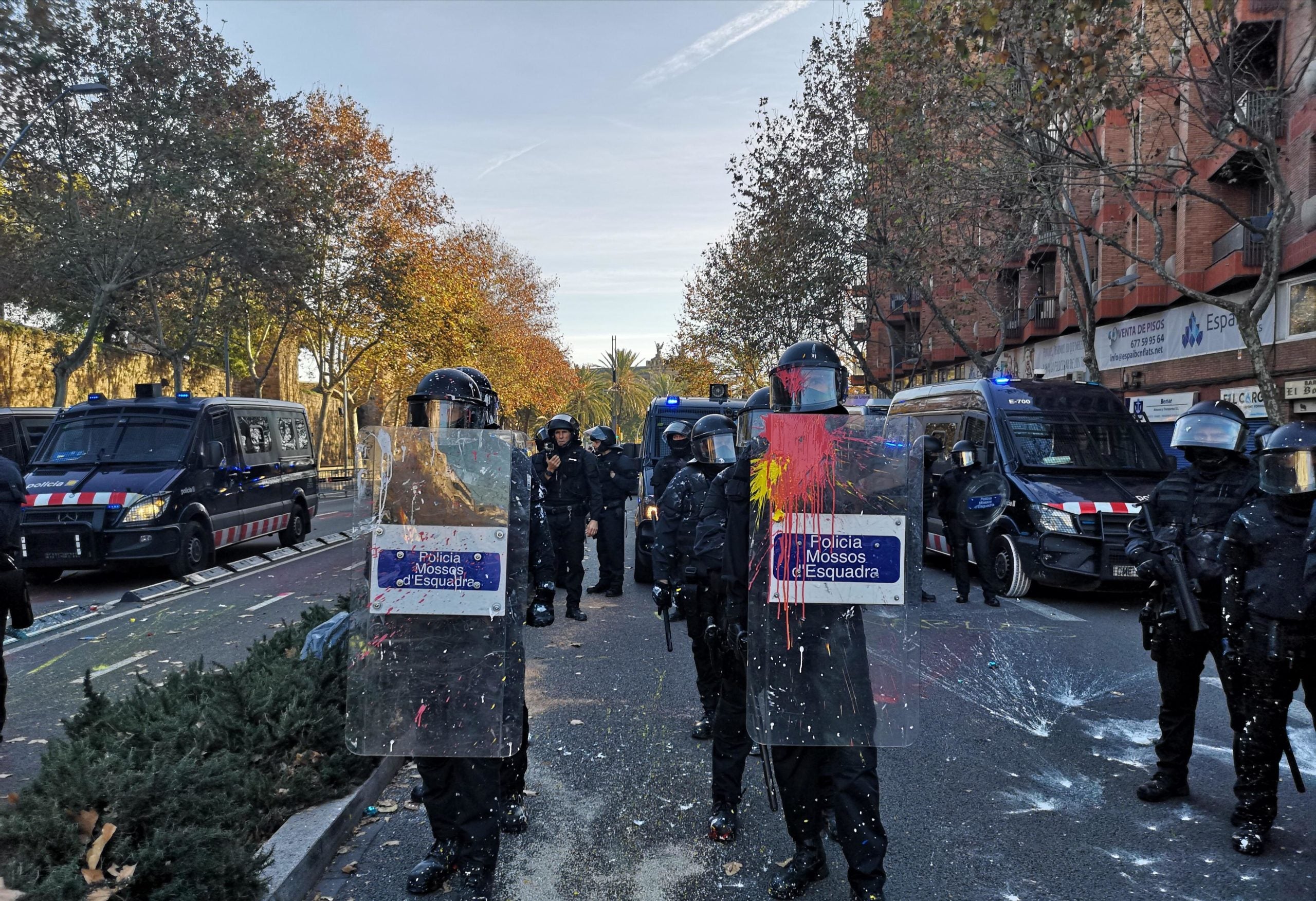 Mossos d'Esquadra tacats de pintura a l'avinguda Paral·lel en el dispositiu del 21-D / D.C.