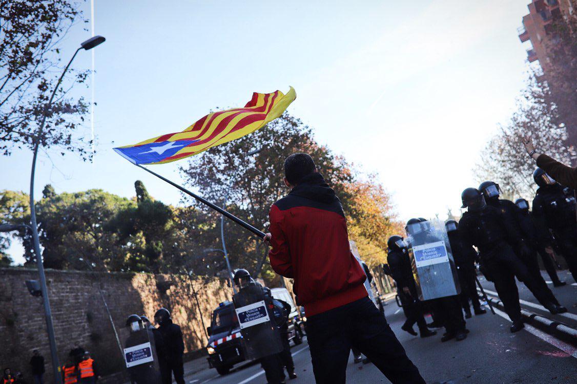 Un manifestant oneja una estelada, en imatge d'arxiu / Jordi Borràs