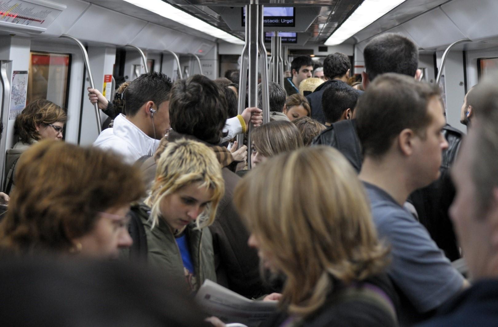 Vagó del metro ple, en una imatge d'arxiu
