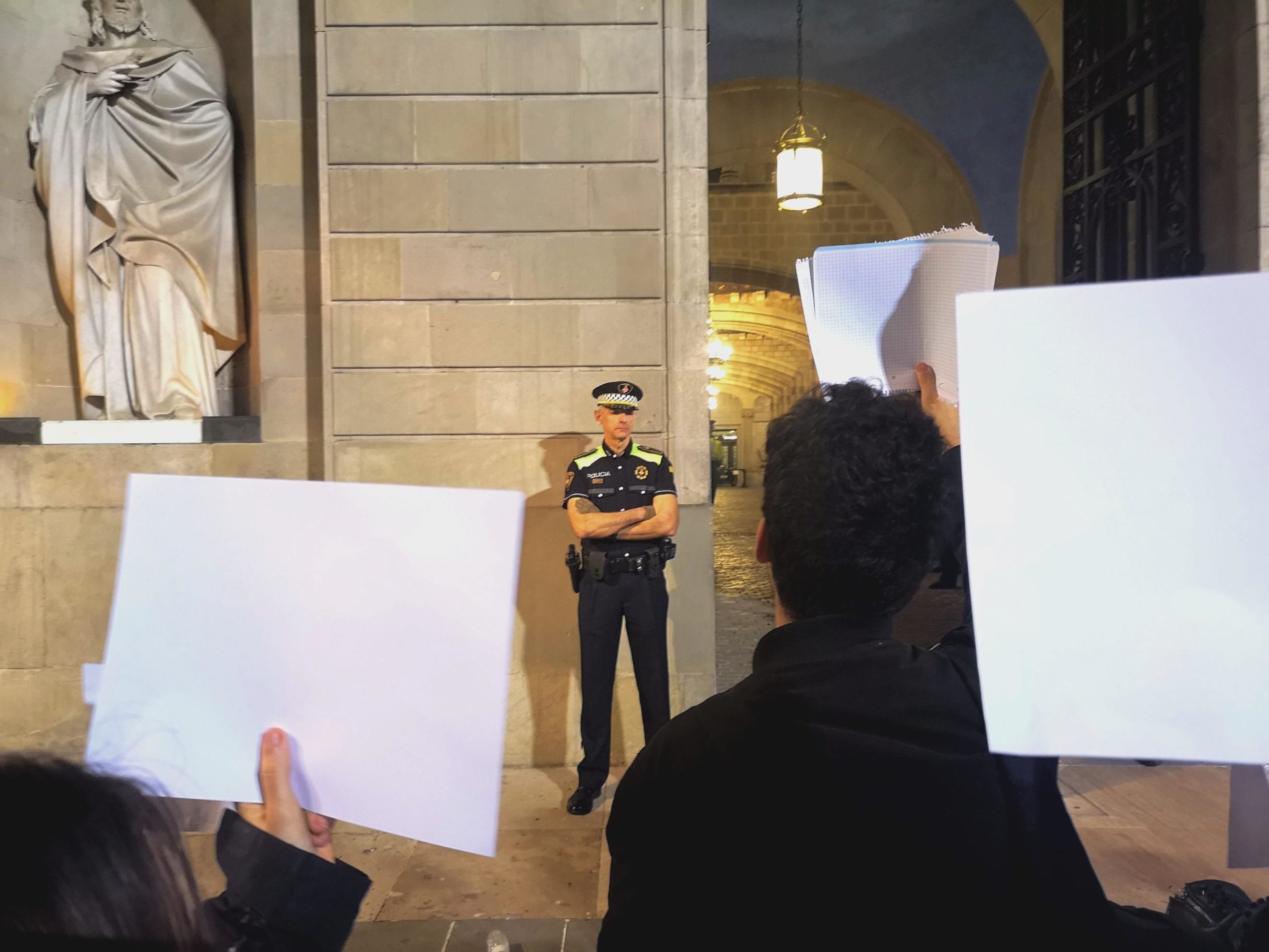 Les protestes a Plaça Sant Jaume de la setmana passada es cridaven als agents que feien guàrdia a la porta de l'Ajuntament / D.C.