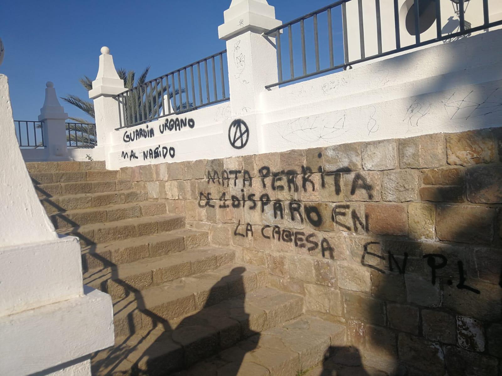 Una de les pintades contra el guàrdia urbà que va matar una gossa a trets / Cedida