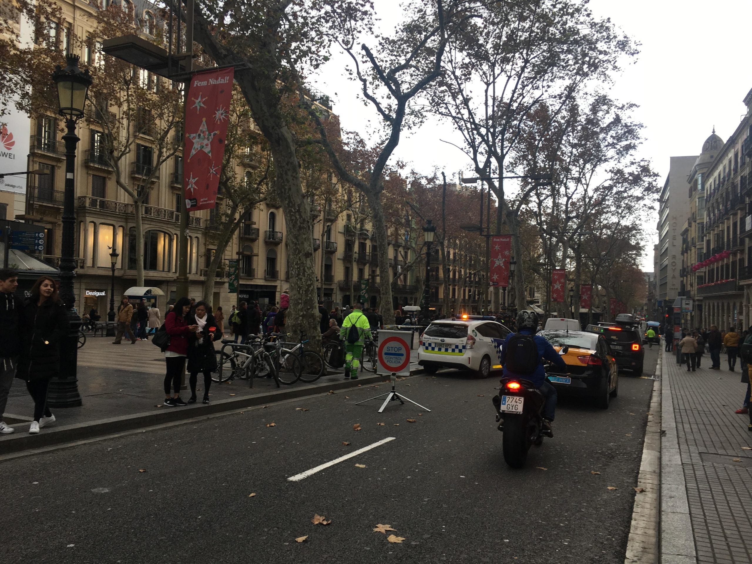 Control policial de la Guàrdia Urbana al capdamunt de la Rambla en un dia de Sant Esteve amb alerta terrorista / S.B.