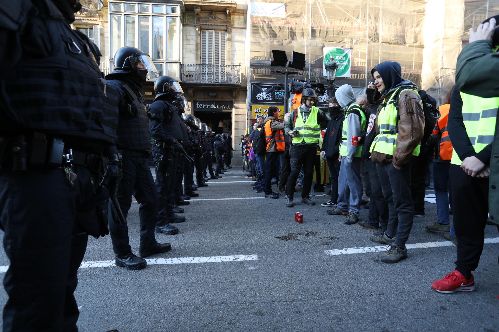 Manifestants s'encaren al Mossos a la Via Laietana / Jordi Play