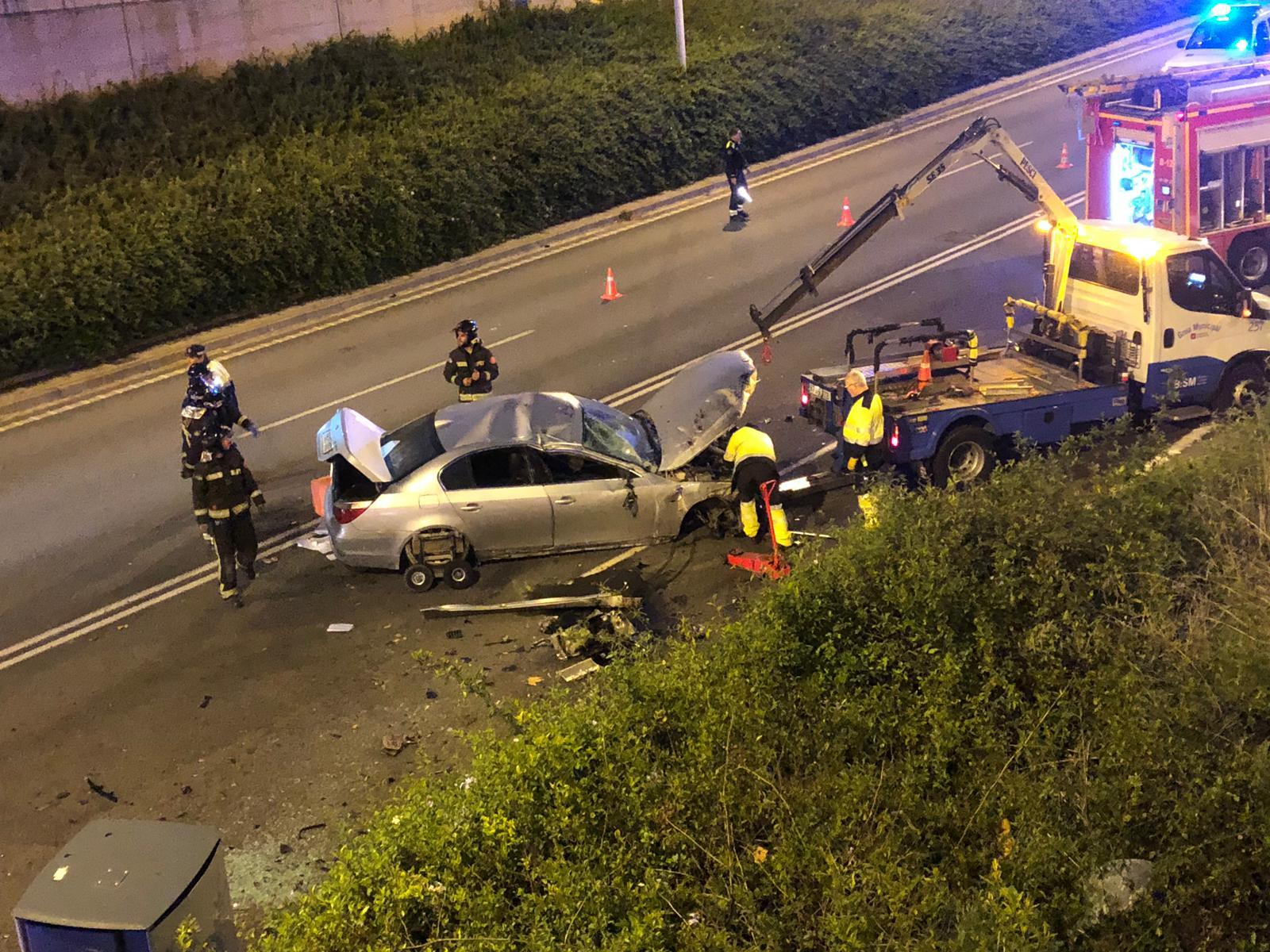 El cotxe accidentat aquest diumenge al matí a la sortida dels túnels de Vallvidrera / Tot Barcelona