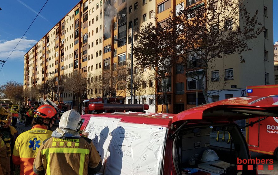 Bombers treballant a l'incendi d'un bloc de pisos de Sant Roc / Bombers de la Generalitat