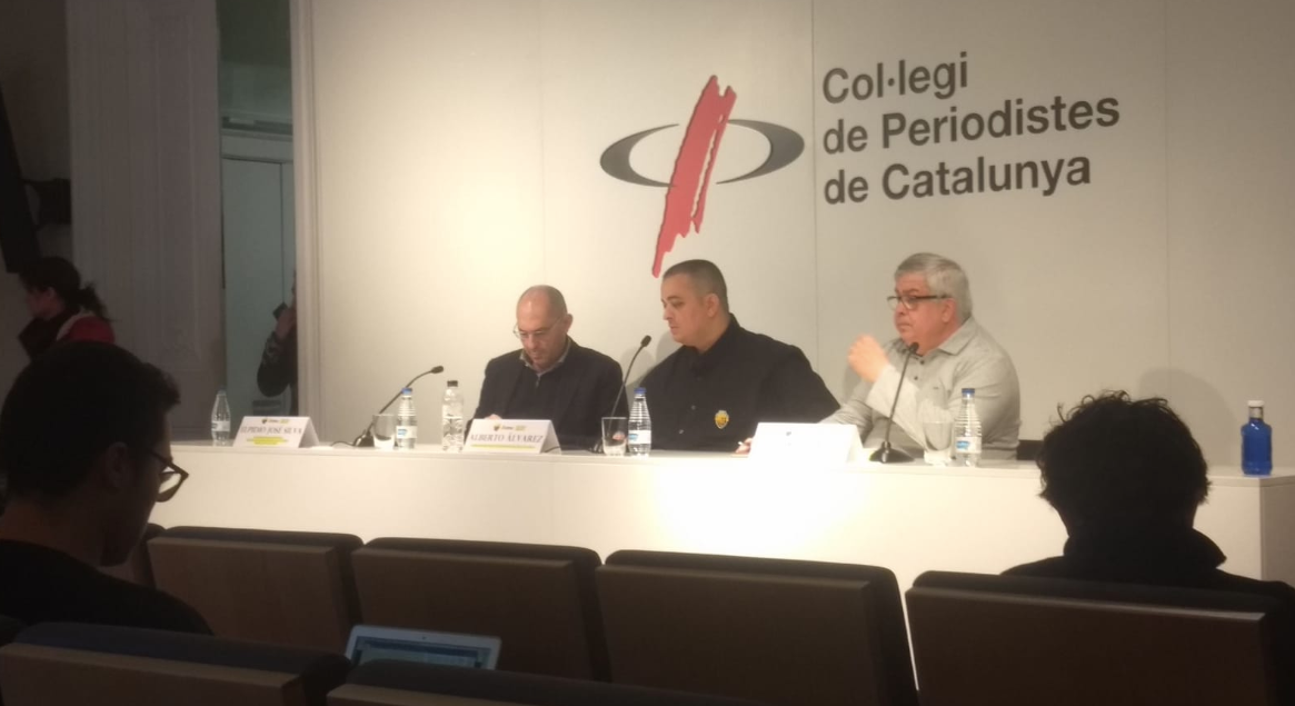 L'advocat Elpidio José Silva, el portaveu d'Élite Taxi, Alberto Álvarez i el president de l'STAC, Luis Berbel | Élite Taxi