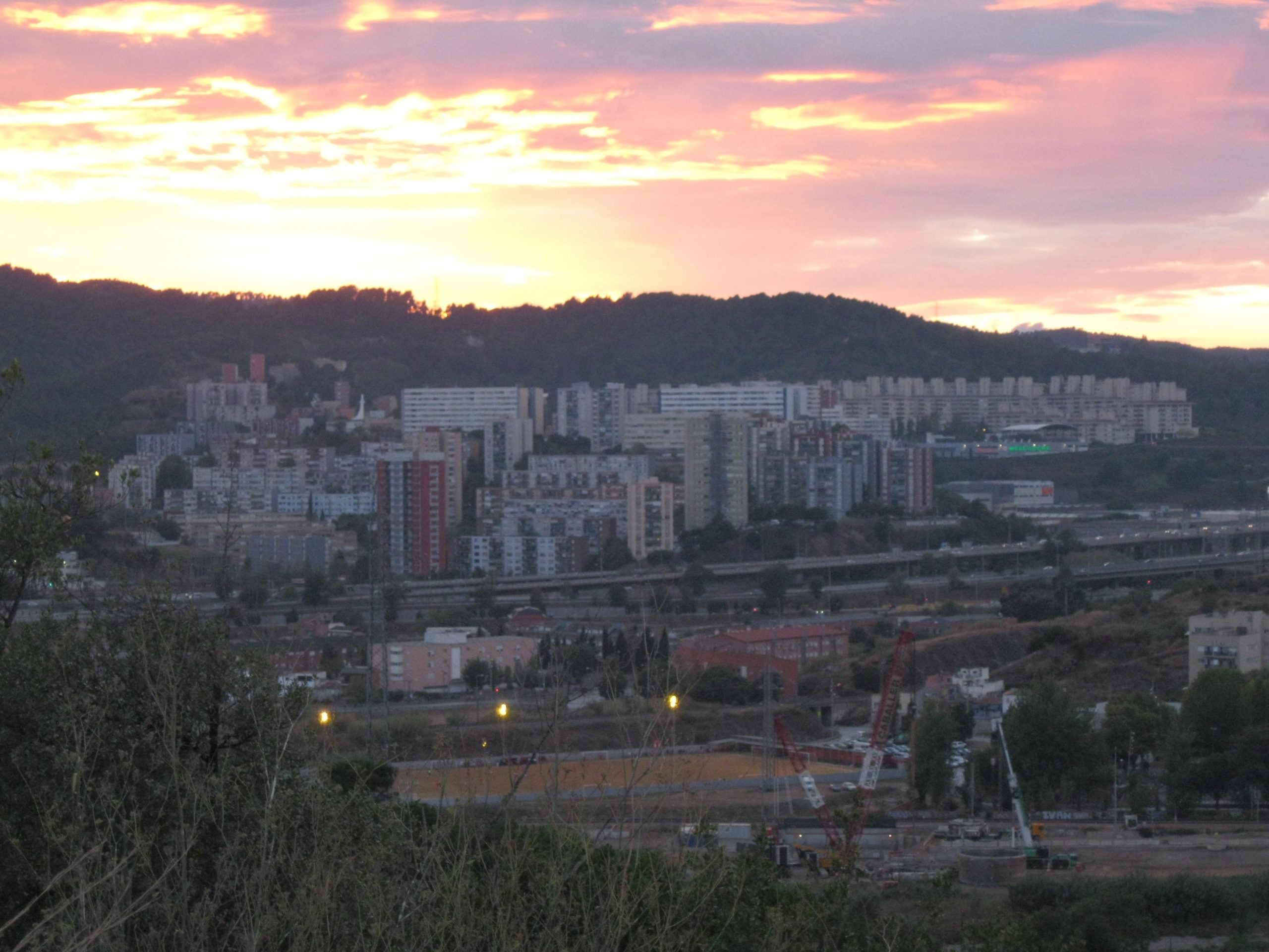 Vista de Ciutat Meridiana, al capvespre des de Vallbona / Meritxell M. Pauné