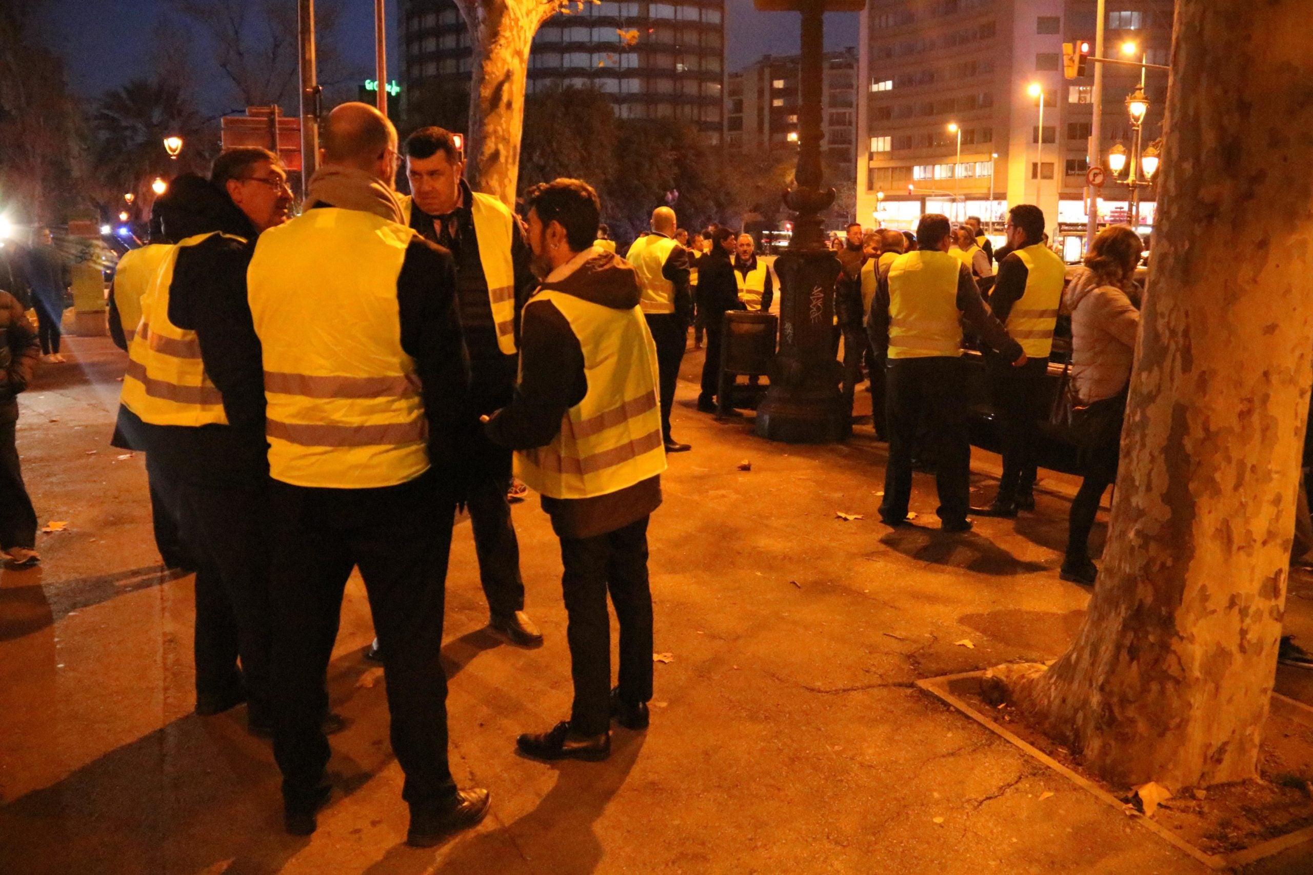 Conductors VTC a la Diagonal, durant la reunió a la conselleria de Territori dels taxistes amb l'administració / ACN