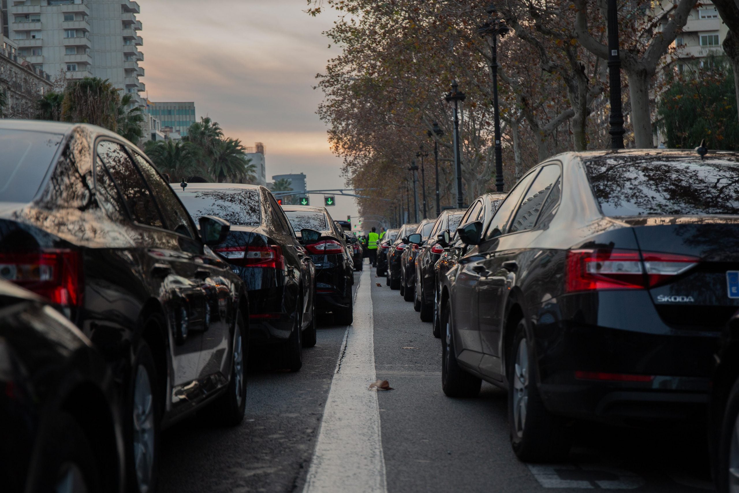 Cotxes de VTC aparcats a la Diagonal / Europa Press