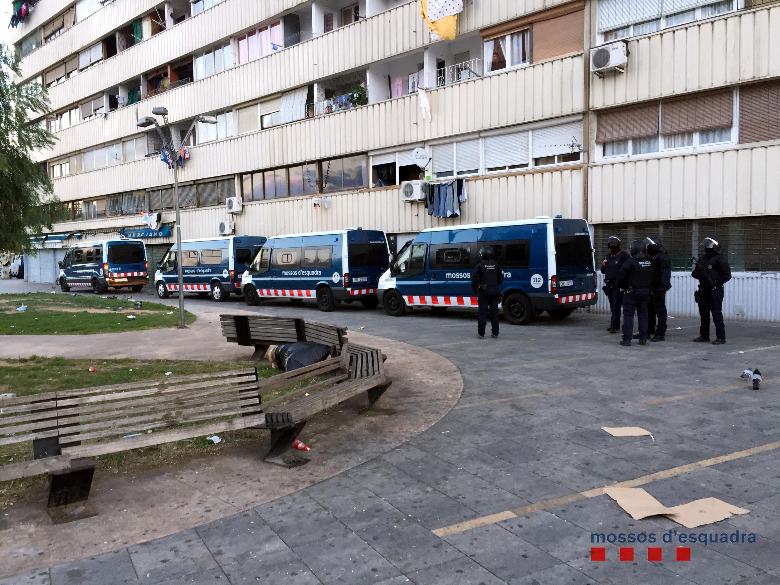 Quatre furgonetes dels Mossos i diversos agents al barri de la Mina en l'operatiu antidroga del 23 de novembre del 2015 / ACN