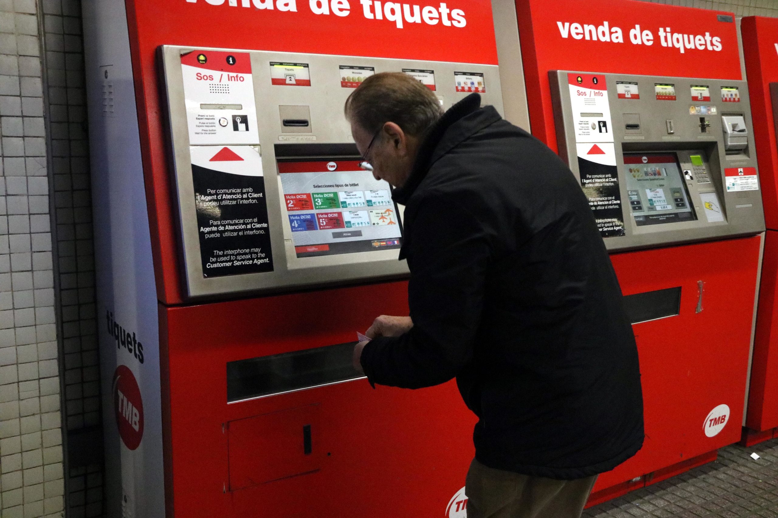 Un passatger adquirint un bitllet de metro / ACN