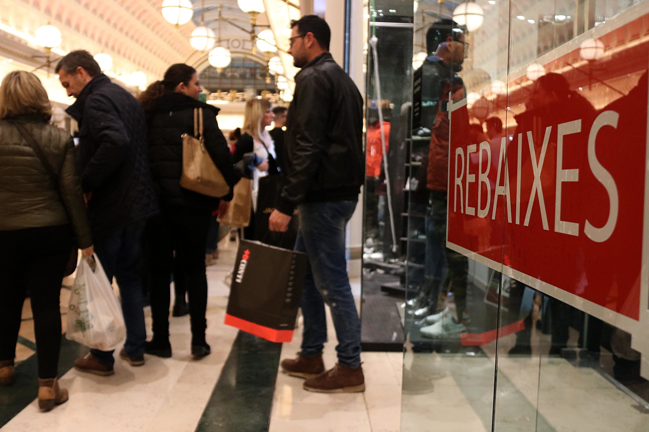 Les rebaixes queden diluïdes pels descomptes que comencen amb el Black Friday / ACN