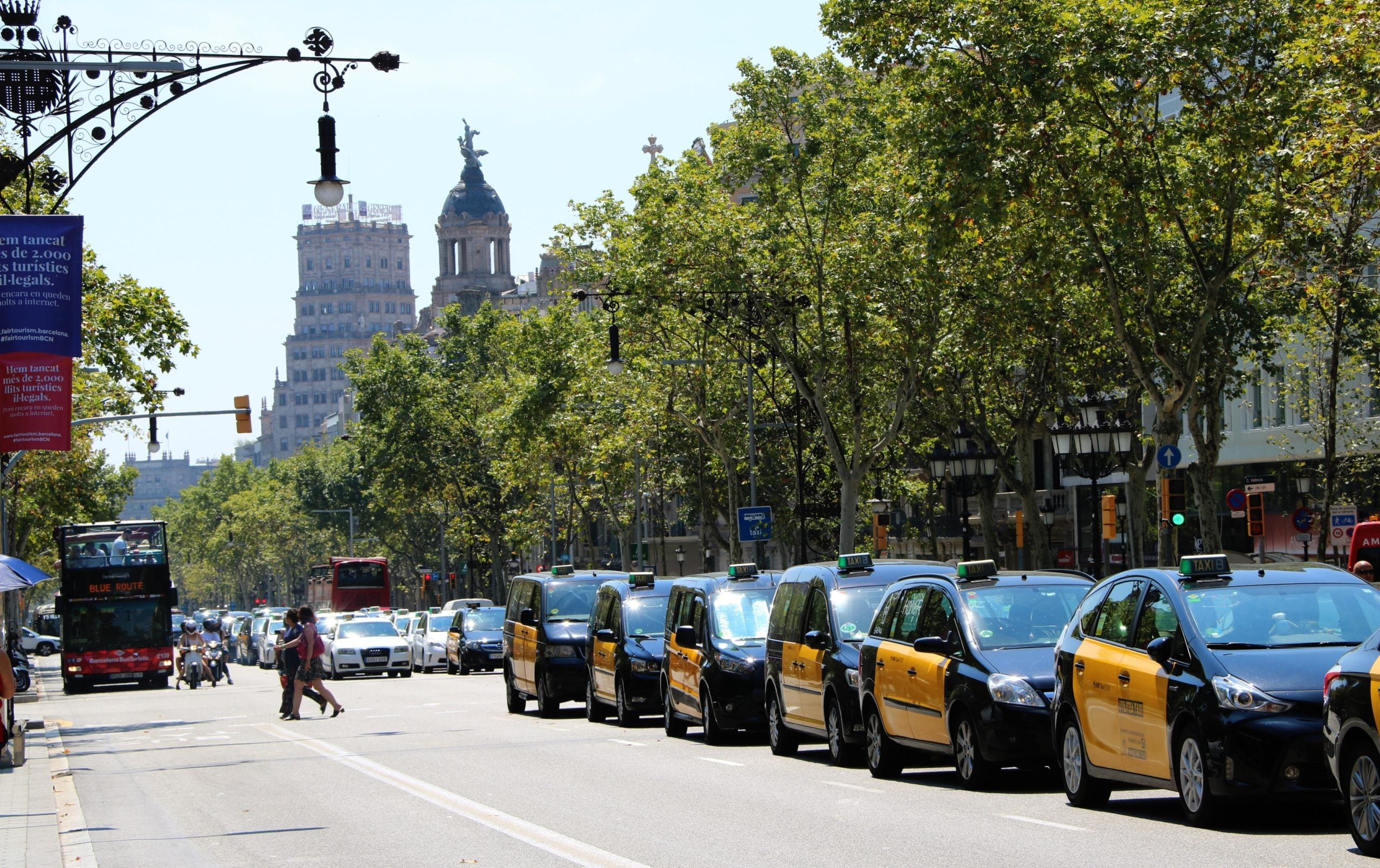 Taxis bloquejant la circulació al passeig de Gràcia durant la vaga del juliol / ACN