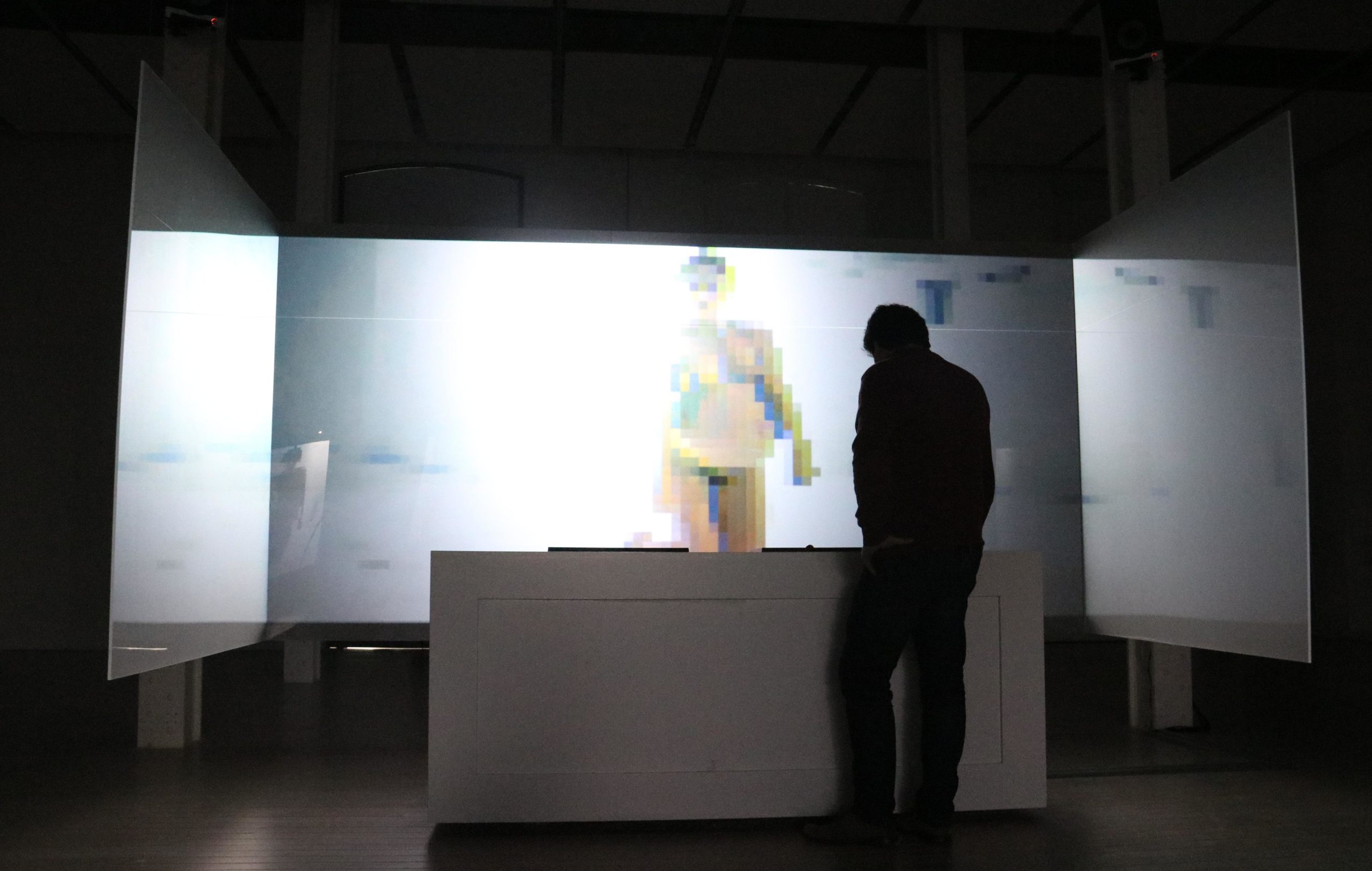 Un visitant contempla la instal·lació d'Isaki Lacuesta i Raül refree a la fàbrica Fabra i Coats / ACN (Mar Vila)