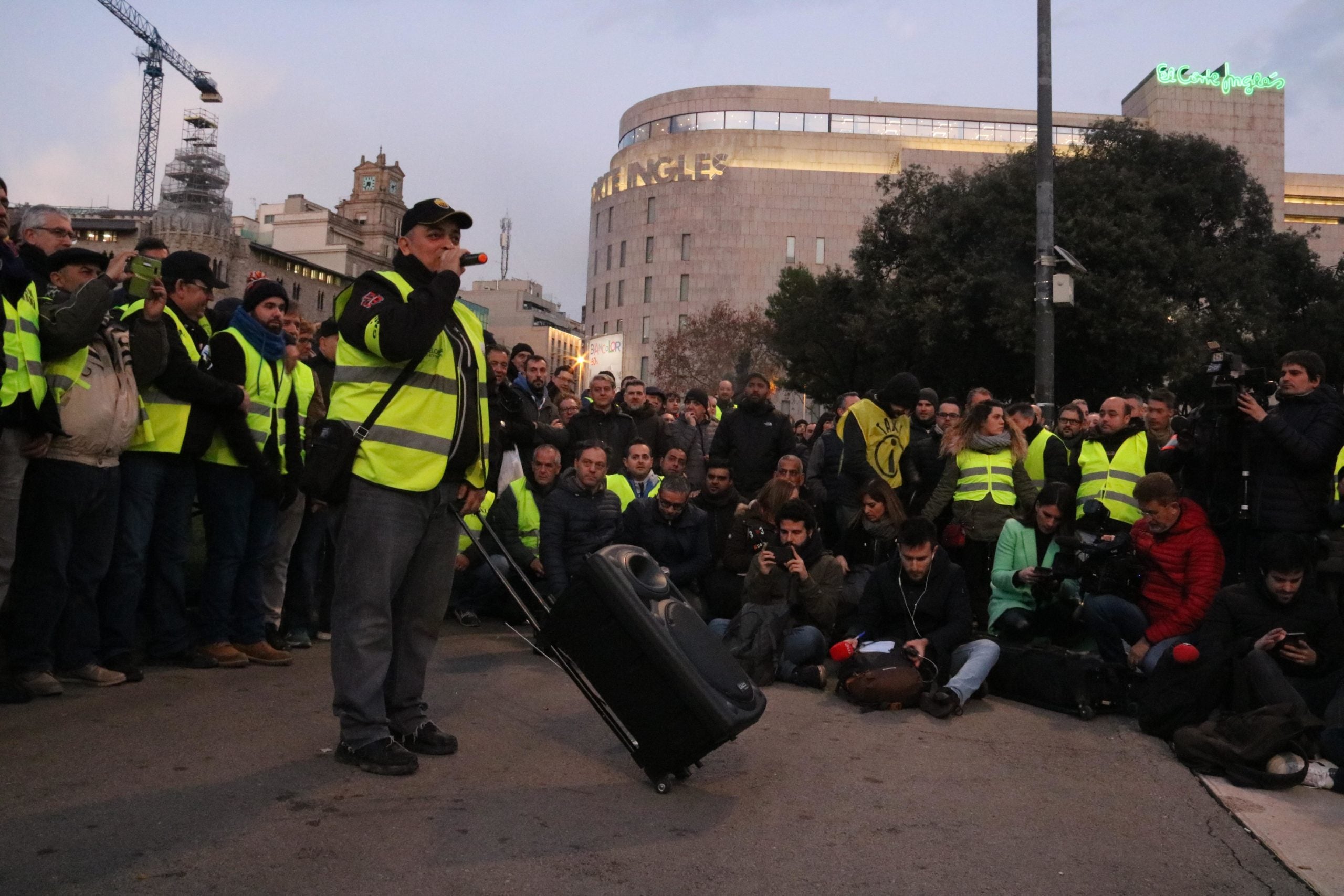 Els taxistes s'han reunit a plaça Catalunya per decidir el futur de la vaga / ACN