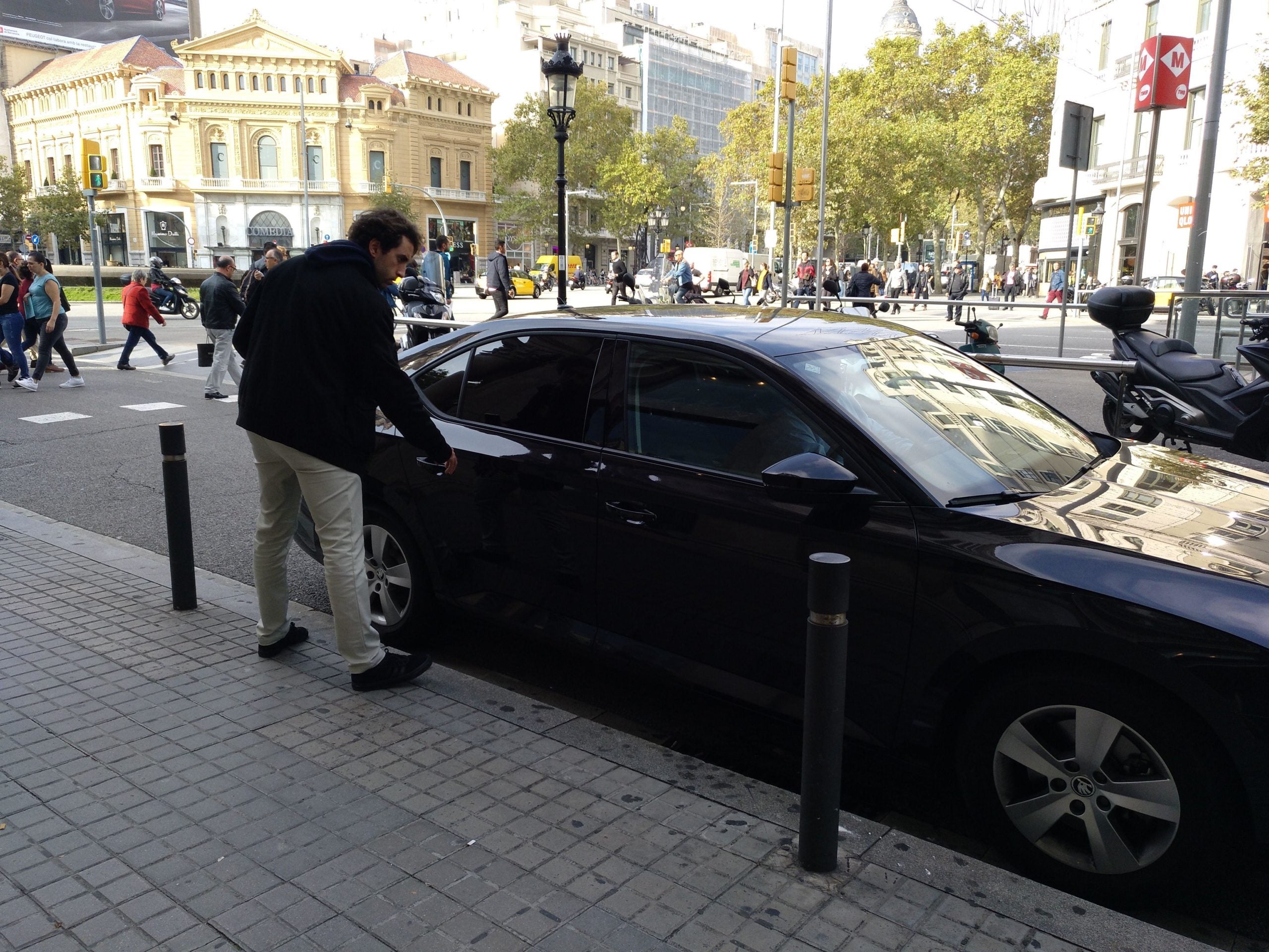 Un passatger agafant un cotxe d'VTC / TOT Barcelona