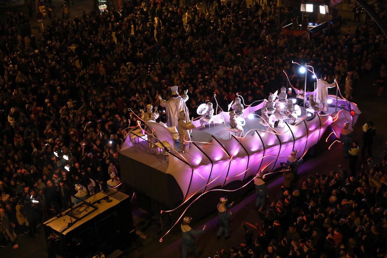 La nova carrossa del rei Melcior llueix línies aerodinàmiques i que recorden al modernisme / Jordi Play