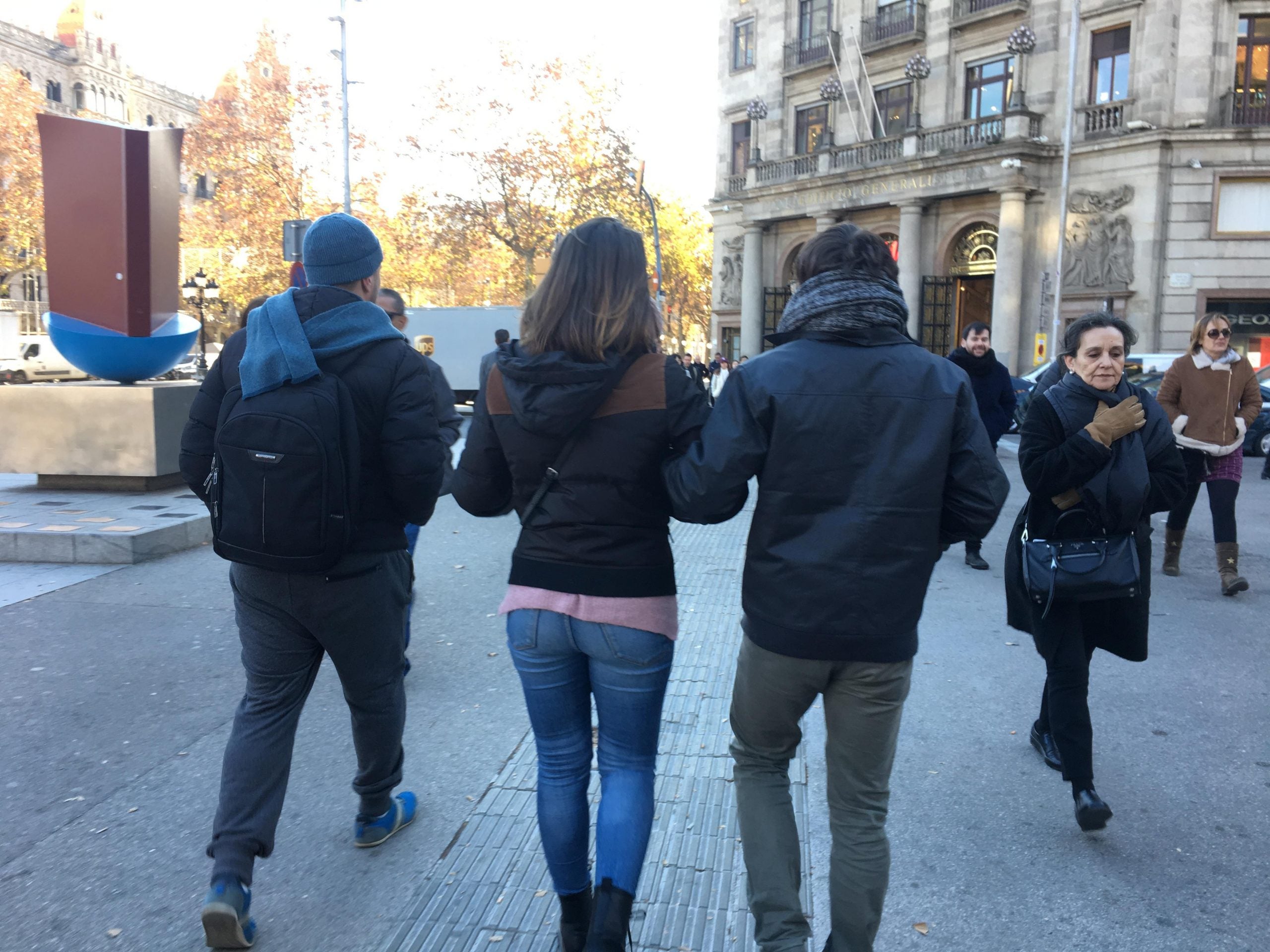 Vianants amb bufandes i gorros pel centre de Barcelona / S.B.