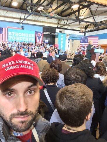 La fotografia falsa publicada per Alfons López Tena editant el contingut de la gorra de Jordi Graupera / @alfonslopeztena