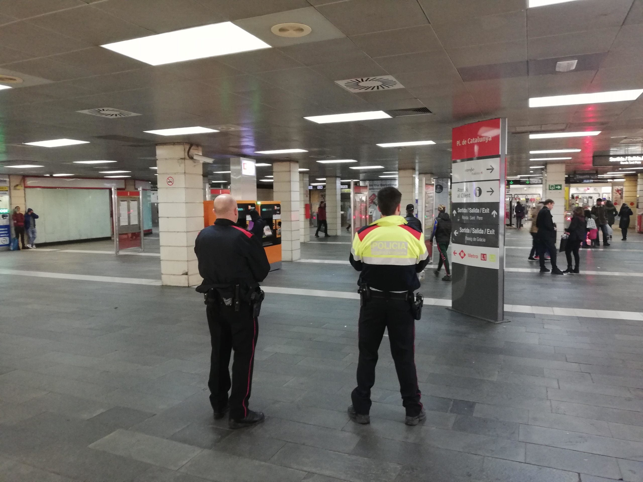 Agents dels Mossos d'Esquadra al vestíbul de Renfe Rodalies a la plaça Catalunya després de l'operació contra el top manta / XFDC