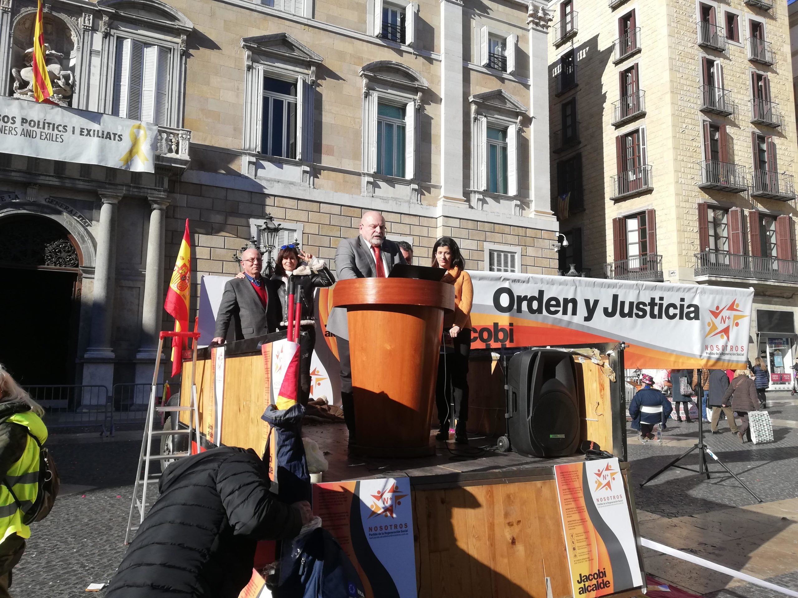 Karl Jacobi durant l'acte, amb Vicky Álvarez a l'escenari, el dia que va anunciar el seu polèmic projecte d'habitatge a la plaça Sant Jaume. | A. L.