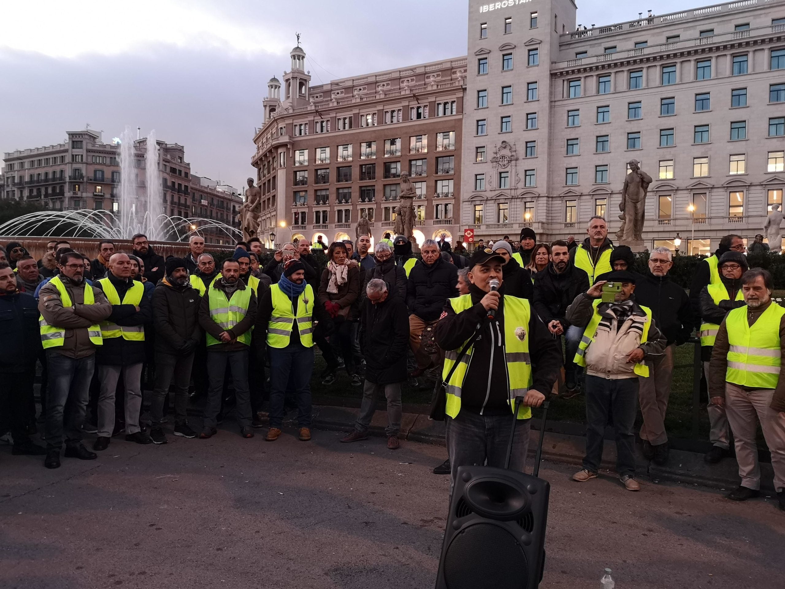 Assemblea de taxistes aquest dilluns a la tarda a plaça Catalunya / David Cobo