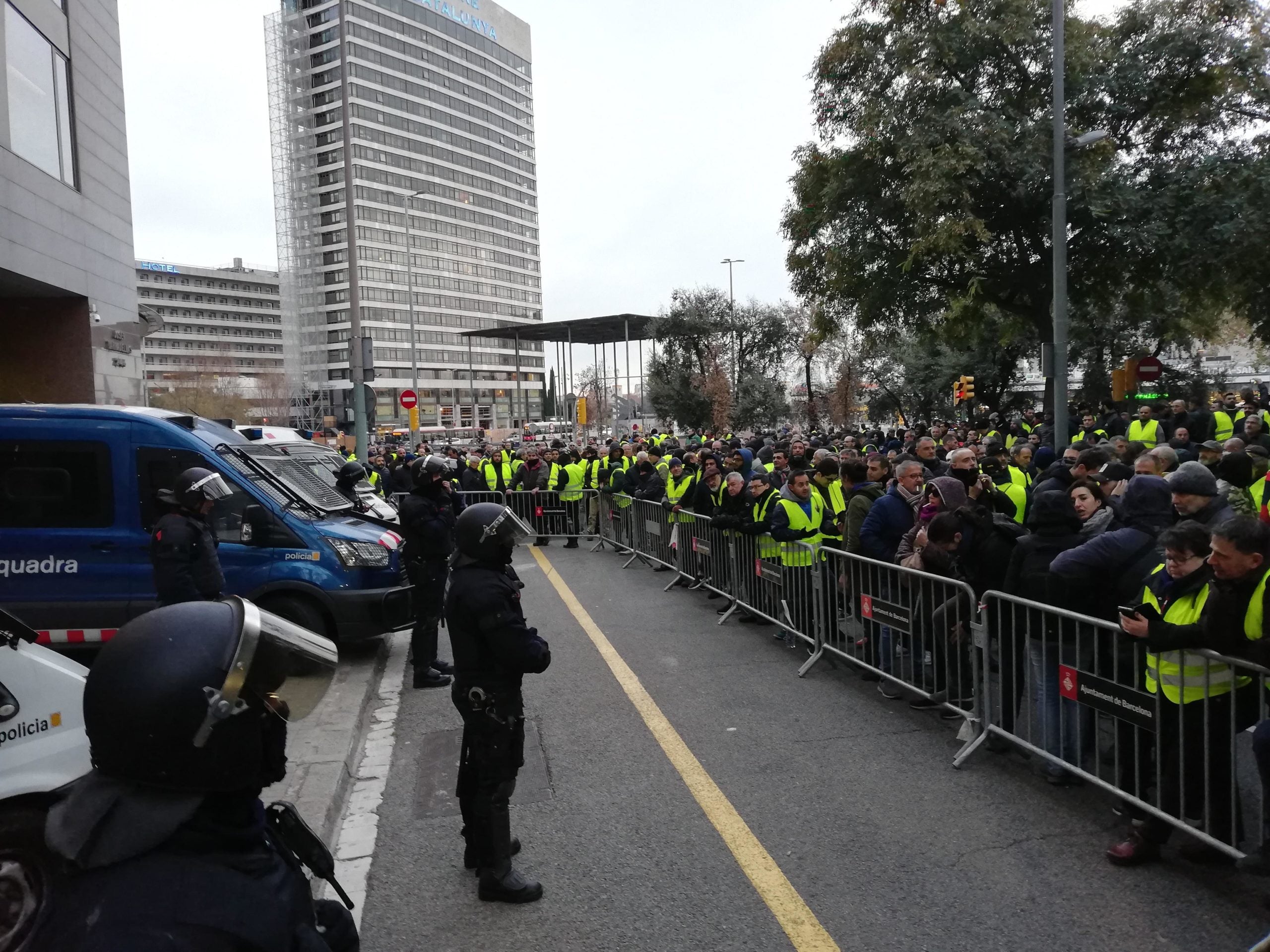 Els taxistes estan concentrats a la conselleria de Territori i Sostenibilitat / XFDC