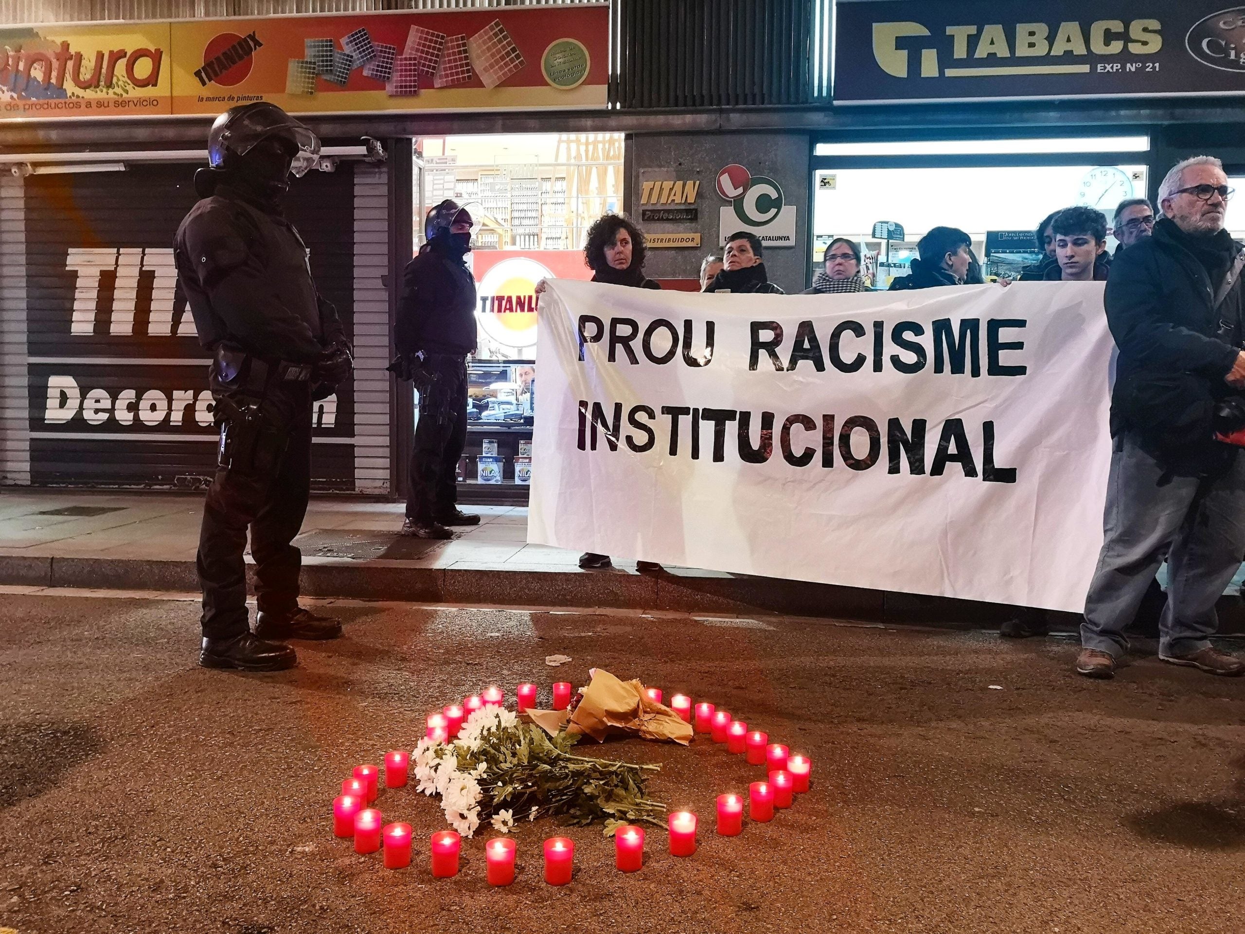 La protesta per la mort d'un noi de 18 anys a la comissaria de Ciutat Vella, a pocs metres de les dependències policials, amb agents antiavalots dels Mossos barrant el pas als manifestants / D.C.