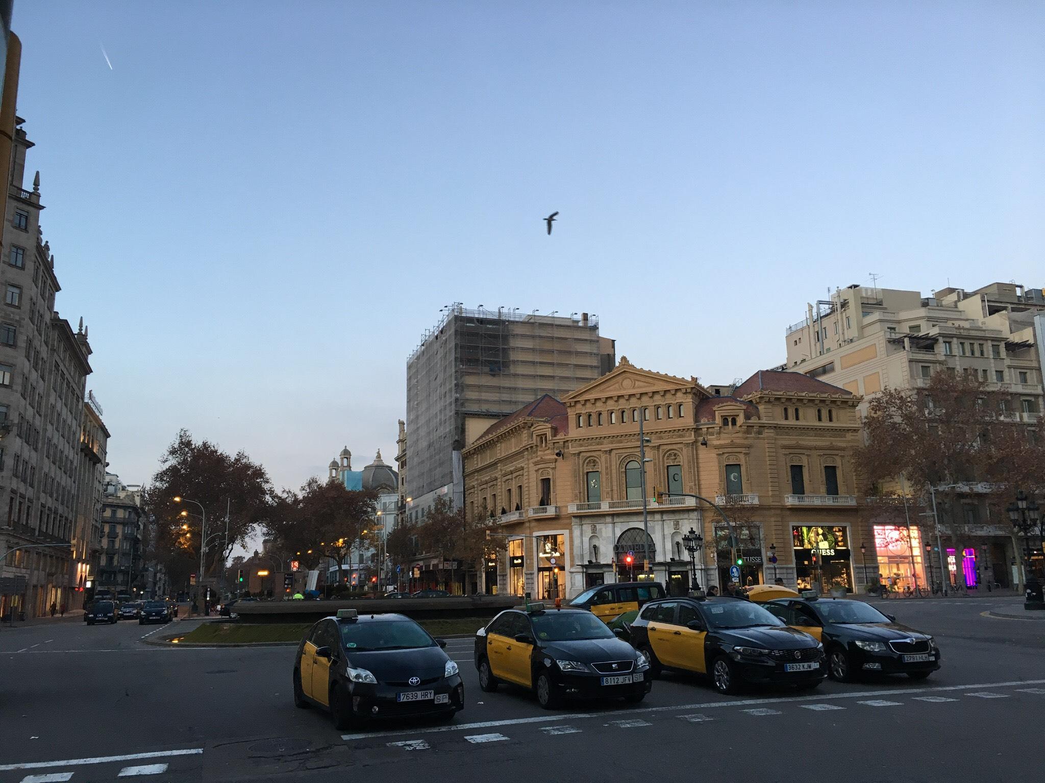 Taxis aparcats a la Gran Via, en l'acampada que bloqueja l'avinguda per protestar pel decret sobre VTC que proposa al Generalitat / S.B.