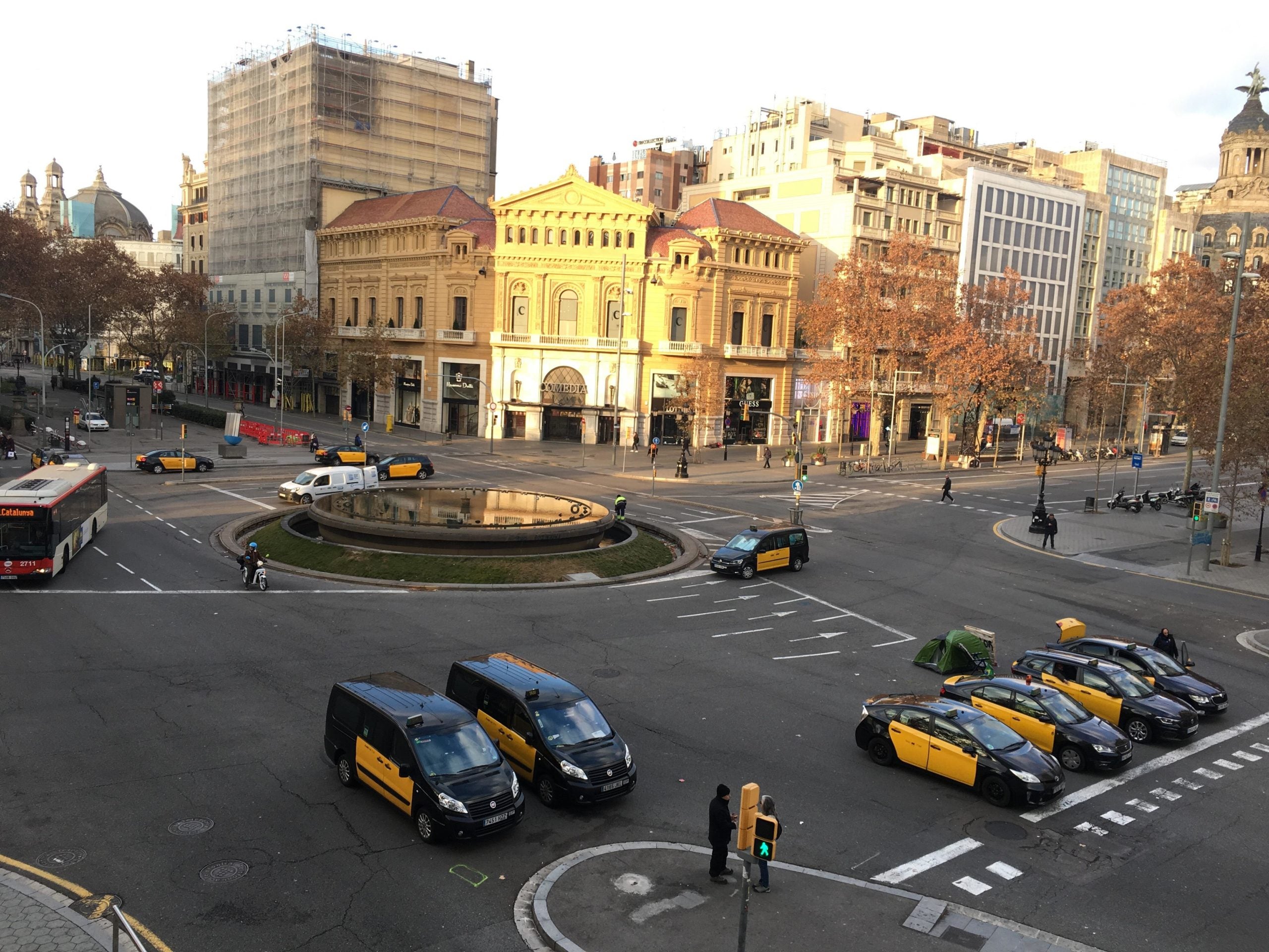 La cruïlla del passeig de Gràcia amb la Gran Via, a primera hora d'aquest dissabte, segon dia de vaga dels taxistes / S.B.