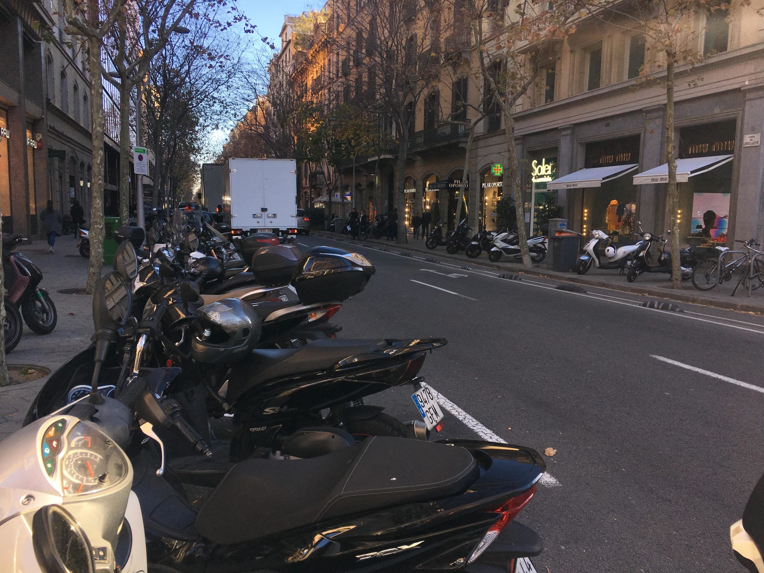 Motos aparcades en un carrer de l'Eixample de Barcelona. Aquestes zones poden ser utilitzades com a 'neveres' pels lladres, i és difícil adonar-se'n / S.B.