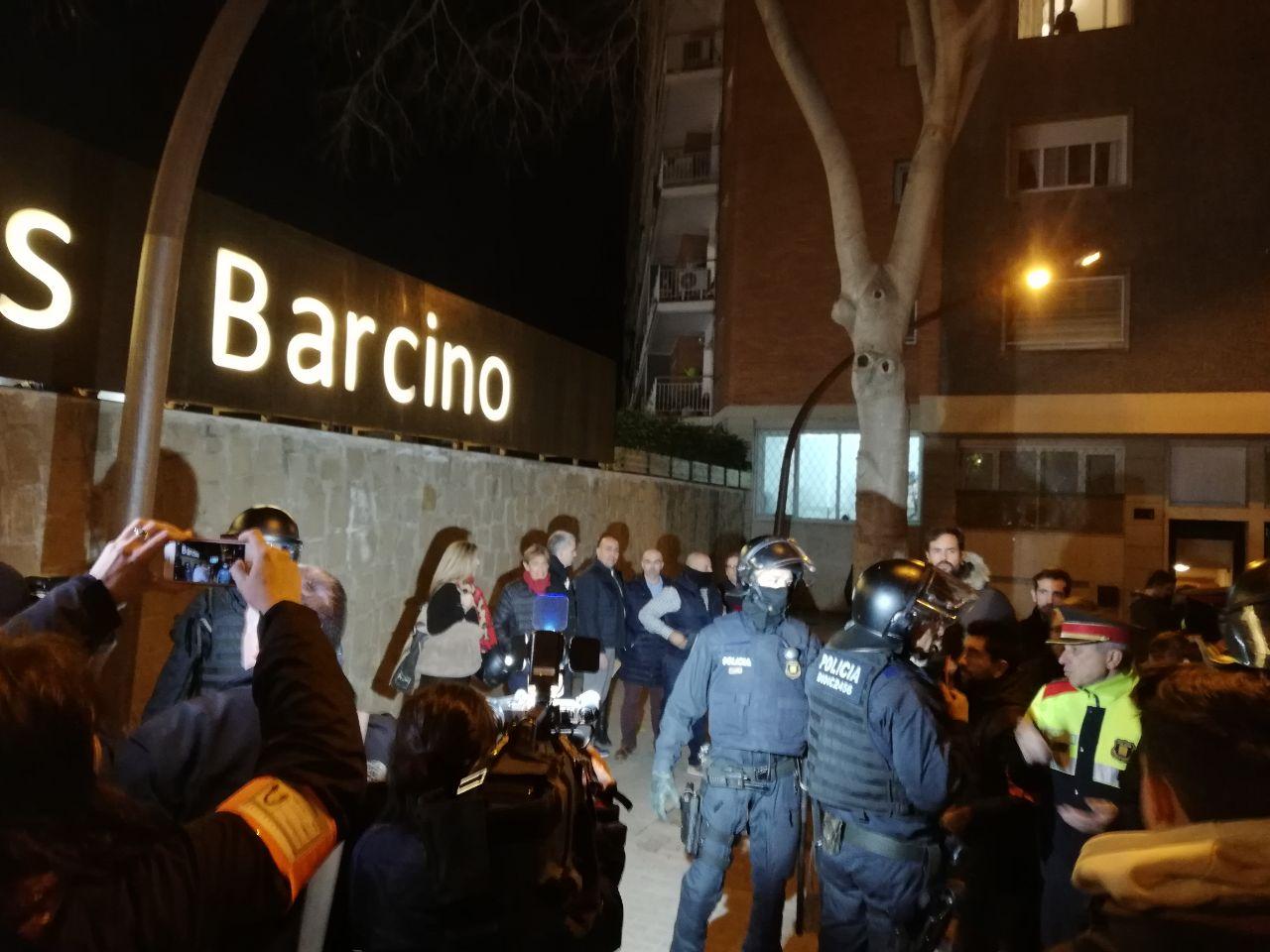 Els membres de Vox escortats per Mossos a l'acte del carrer Balmes que s'ha suspès / A.L.