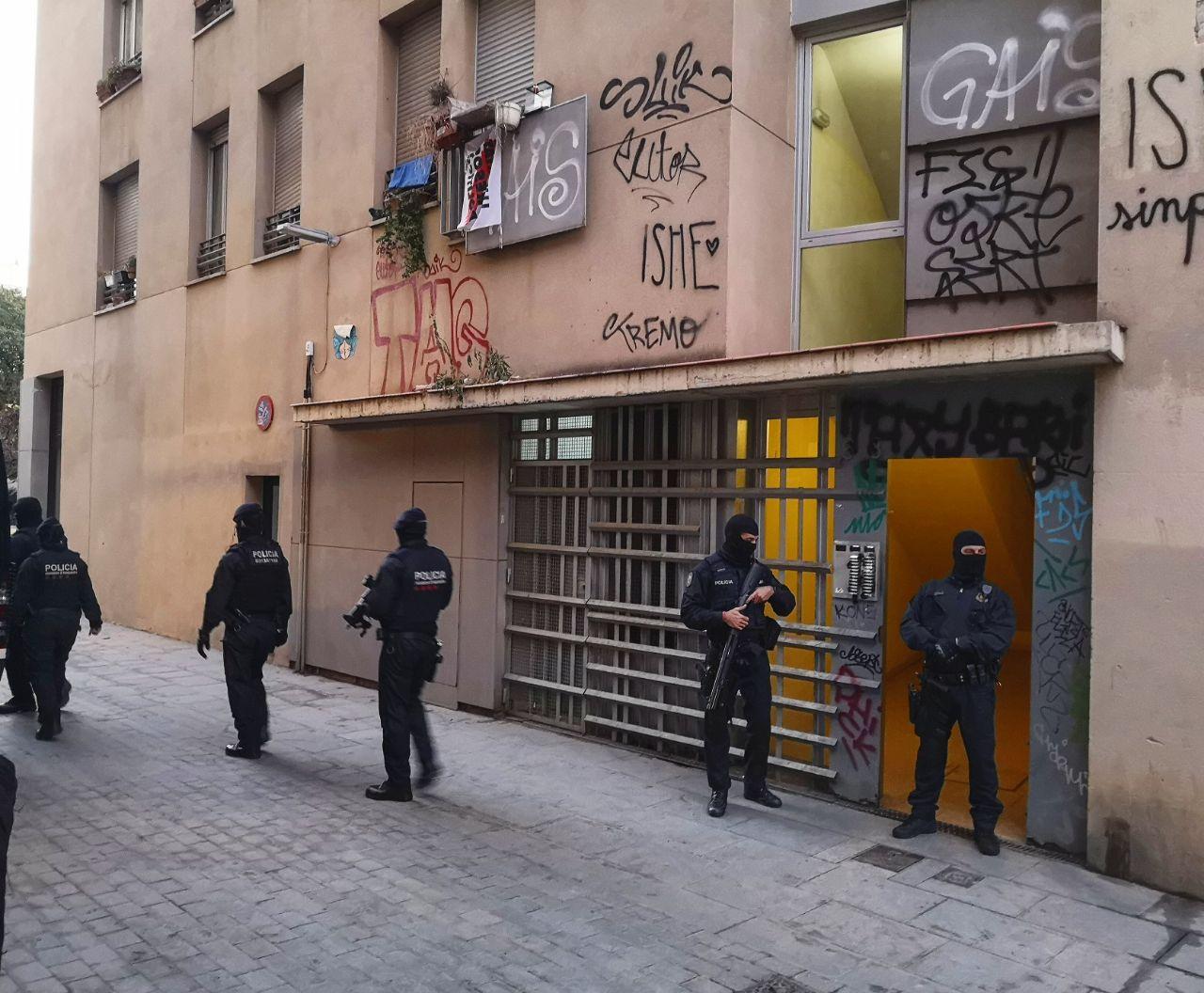 Agents dels Mossos d'Esquadra davant d'un dels edificis on es fa un dels escorcolls de l'operació antiterrorista de Barcelona / David Cobo