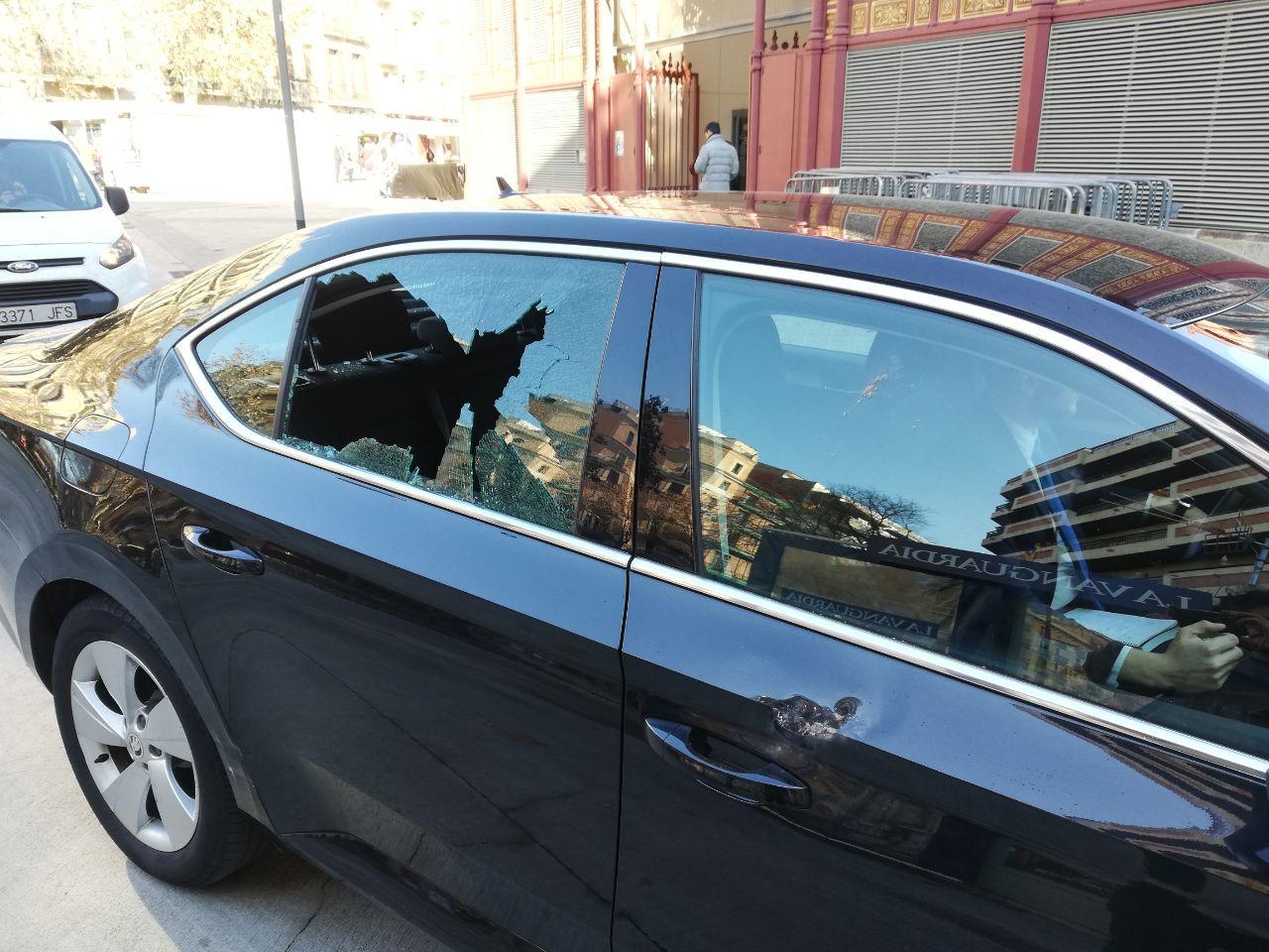 Vehicle de la flota de Cabify atacat per taxistes a Comte d'Urgell / Adrià Lizanda