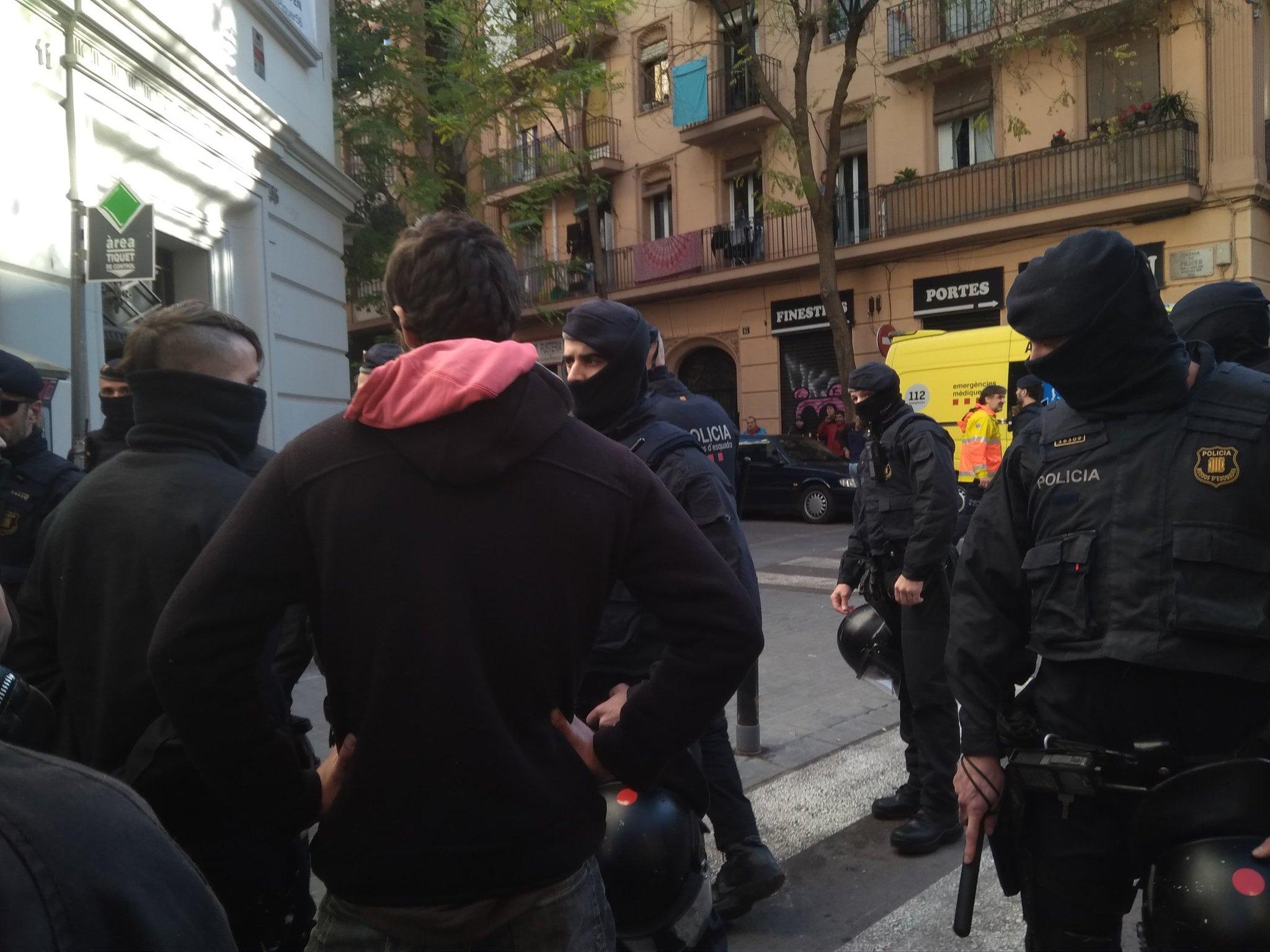 Els veïns del Poble-sec s'encaren amb els Mossos / @sindicatdebarri